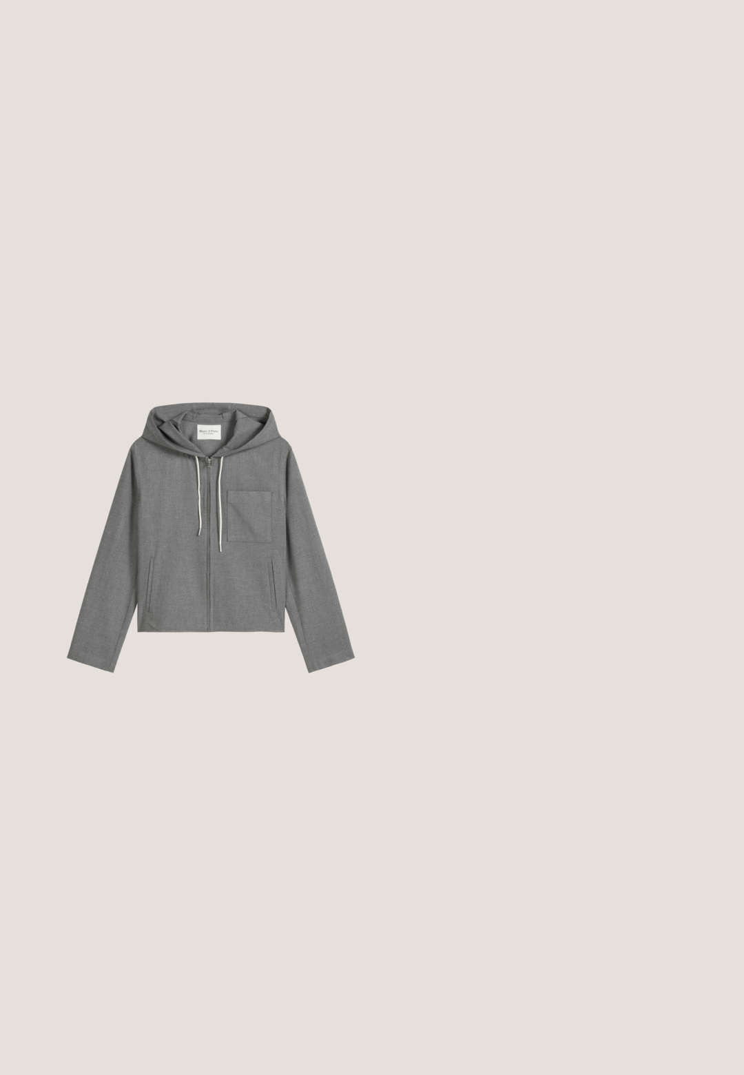 Grauer, gekürzter Hoodie aus strukturiertem Stoff mit Frontreißverschluss, Kordelzügen und einer einzelnen Brusttasche. Verfügt über lange Ärmel.; Weißes T-Shirt mit kurzen Ärmeln und Rundhalsausschnitt mit sichtbarem Marc O’Polo-Label im Kragen vor einfarbigem Hintergrund.; Denim-Jeans in Mittelblau, mit einer taillierten Passform, fünf Taschen, Kupferfarbenen Beschlägen und kontrastierenden Nähten entlang der Säume.; Beiger Wildleder-Sneaker mit niedrigem Schnitt, weißen Schnürsenkeln und dicker weißer Plateausohle auf hellem einfarbigem Hintergrund.; Weiche beige Leder-Schultertasche mit verstellbarem Riemen und dezent geprägt eingraviertem Markennamen auf der Vorderseite.; Silberne, gedrehte Creolenohrringe mit einer glatten, reflektierenden Oberfläche und einer kreisförmigen Form, die mit einem sicheren Verschluss versehen sind.
