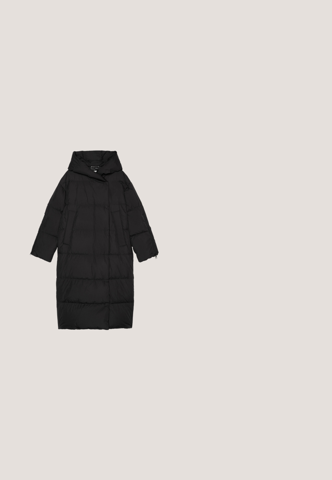 Marc O'Polo PUFFER STYLE ZIPPER ON SLEEVE HEM - Páperový kabát - black; Fleecový pulóver s polovičným zipsom, krémové telo, čierne rukávy, nášivkové vrecko a nastaviteľný spodný lem so sťahovacou šnúrkou. Príjemná, mäkká textura po celom pulóvri.; Čierny dlhý rukáv turtleneck top vyrobený z hladkej látky, s priliehavým strihom a vysokým golierom, vhodný na vrstvenie alebo samostatné nosenie.; Čierne legíny vyrobené z jemnej a elastickej látky. Majú úzky strih s elastickým pásom a hladkou matnou textúrou.; Čierne snehové topánky s vypchávaným vrchom, hladkým syntetickým materiálom, šnúrkovým uzáverom a textúrovanou gumovou podrážkou pre trakciu a podporu.; Čierna nadýchaná taška cez rameno má dvojité uchá so šitým dizajnom, obdĺžnikový tvar a prednú nášivku s nápisom "MADS NØRGAARD COPENHAGEN."