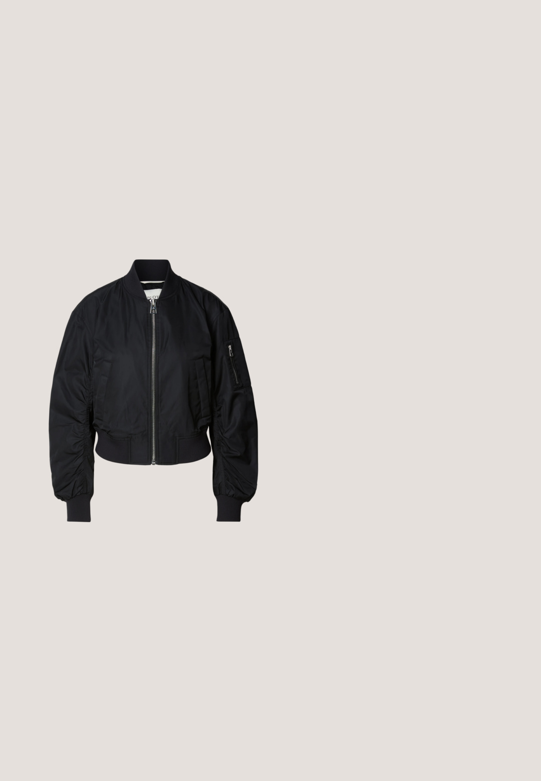 Chaqueta bomber negra hecha de tela suave, con cierre de cremallera frontal, puños acampanados y un diseño corto con un sutil detalle fruncido en las mangas.; Camiseta de manga corta a rayas horizontales en blanco y negro, con cuello redondo y ajuste holgado.; Pantalones de imitación cuero negros con cintura elástica, cordón ajustable y dos bolsillos frontales. Presentan un corte holgado y cónico, además de una textura suave.; Mocasín negro de cuero con tacón bajo y detalle en la lengüeta con flecos, mostrado de perfil sobre un fondo claro y liso.; Bolso tote de cuero negro con dos asas, una correa desmontable, cierre de solapa magnética y textura suave. Parte superior con cremallera y costuras decorativas.; Par de pendientes de aro plateados pulidos con diseño de barra curva en capas sobre un fondo claro y liso.
