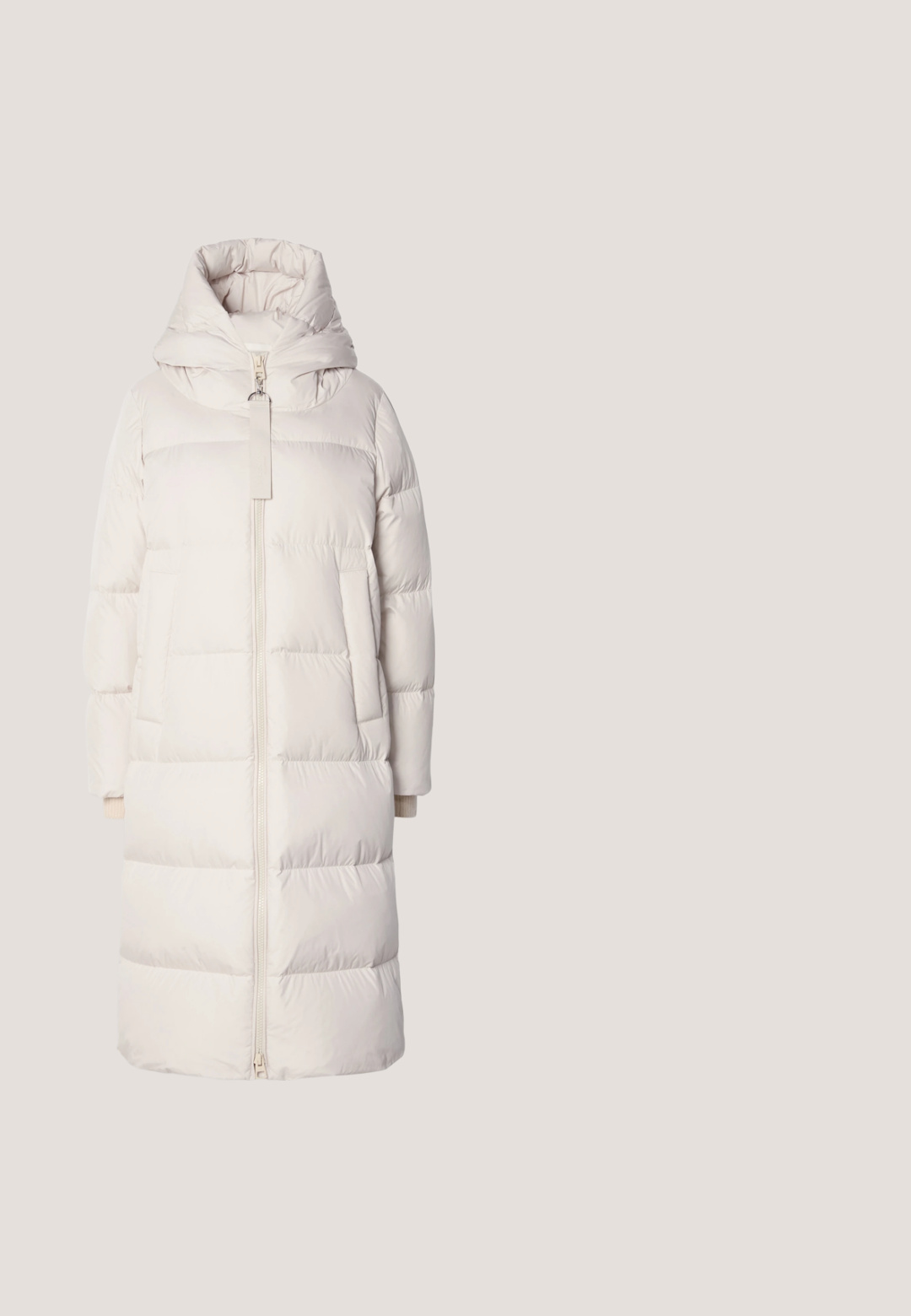 Langer Puffer-Mantel in hellem Beige mit Kapuze. Verfügt über einen durchgehenden Reißverschluss, ein horizontales Steppmuster und zwei seitliche Taschen. Weiche Textur.; Schwarzer Strickrollkragenpullover mit lockerer Passform, überschnittenen Schultern, gerippten Bündchen und einem High-Low-Saumdesign. Weiche Textur, minimale Details.; Mos Mosh SVALA - Stoffhose - black; Schwarze Lackleder-Ankle Boots mit schnürbarem Vorderteil, chunky schwarzer Sohle und seitlichem Reißverschluss. Verfügt über eine glatte, glänzende Textur und runde Zehen.; Schwarze Ledertasche mit zwei Griffen, abnehmbarem Riemen, magnetischer Klappe und glatter Textur. Reißverschluss oben und dekorative Naht.; Silberne Metallcreolen mit glatter, leicht gebogener Oberfläche und Klappverschluss vor schlicht weißem Hintergrund.