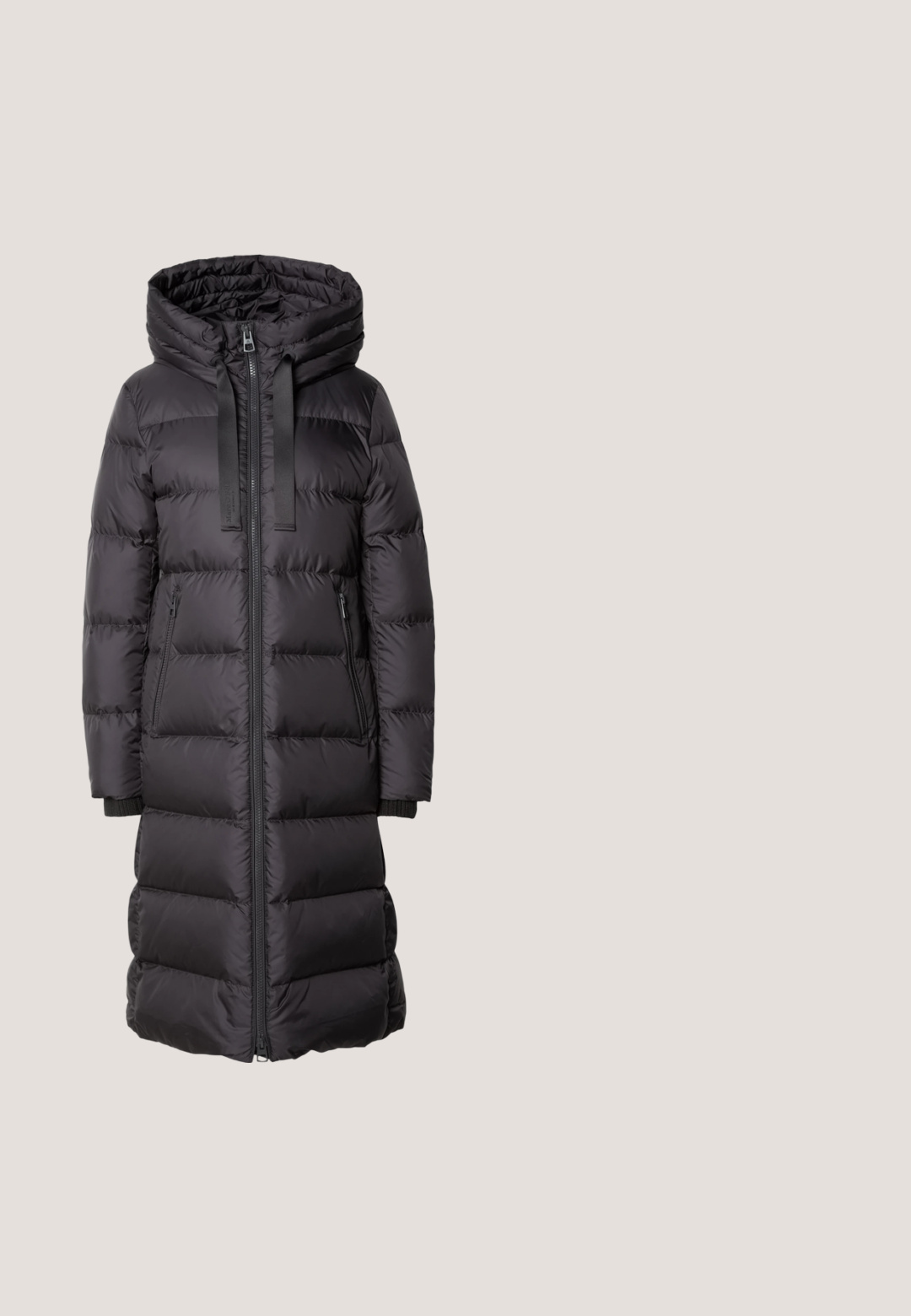 Sort pufferjakke med lang design, frontlynlås, to sidelommer og hætte med snoretræk. Struktureret quiltet mønster over hele jakken.; Grå uld turtleneck sweater med en afslappet pasform, der har lange ærmer og et struktureret strikmønster. Glat og varmt materiale.; Sorte skinny jeans lavet af denimstof, med klassisk design med fem lommer, lynlås og diskrete syningsdetaljer.; Leopardprint snørebåndssko med en tekstureret overdel, der har en chunky beige hæl og en gummisål med rillede detaljer.; Sort skuldertaske i læder med en enkelt bred strop og diskrete sølvfarvede detaljer på en ensartet hvid baggrund.; To dekorative sølvmetalliske stykker i dråbeform med en glat, reflekterende overflade og en kontrasterende mat base.