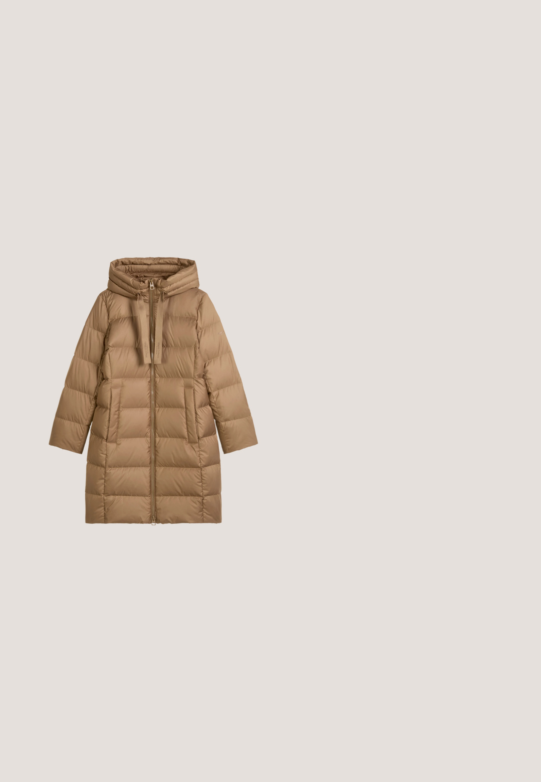 Brun pufferjakke med hætte, der har lyslås fortil, store lommer og quiltede firkanter. Glat, let materiale med en mat overflade.; Beige fleece pullover med lynlås i kraven og ribbede detaljer. Har en struktureret overflade og en afslappet pasform, velegnet til hverdagsslid.; Cremefarvet langærmet strikket top med høj hals, enkel design og synlig varemærkeetiket indeni halsudskæringen.; Khaki faux suede bukser med vertikale sømdetaljer og smalle manchetter, der har en glat tekstur og en tætsiddende silhuet.; Brune ruskinds ankelstøvler med en tekstureret, beige platformssål. Funktioner inkluderer en bagløkke og kontrasterende syninger langs sålen.; Mellemstor beige tote taske med brune læderhåndtag, forlomme og aftagelig skulderrem på hvid baggrund.