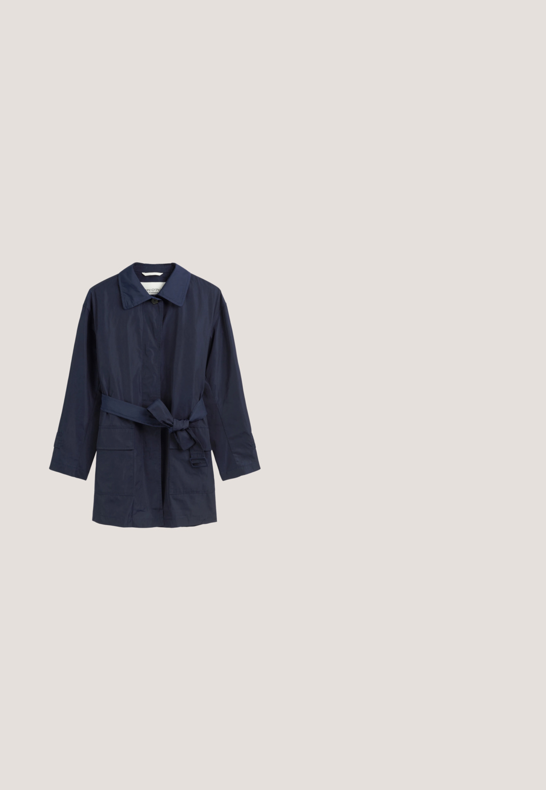 Marineblauwe trenchcoat van lichtgewicht stof met een geknipt kraag, voorzakken en een tailleband voor een verstelbare pasvorm.; Marineblauw langemouwen T-shirt van zacht materiaal met een ronde halslijn en een getailleerd ontwerp. Geen zichtbare patronen of accenten.; Marineblauwe broeken met een striktaille, zijzakken en een losse pasvorm. Gemaakt van een gladde stof met een subtiele glans. Draagt een geklede uitstraling met plooien.; Dames schoen in marineblauw lakleer met lage blokhak, spitse neus en gouden kettingdetail op de wreef.; Zwarte gestructureerde draagtas met dubbele handvatten en gouden accenten, met een klein "Anna Field" logo onderaan in het midden.; Kleine zilverkleurige oorringen met een gestructureerd patroon langs de buitenrand en transparante kunststof achterstukjes, getoond op een lichte achtergrond.