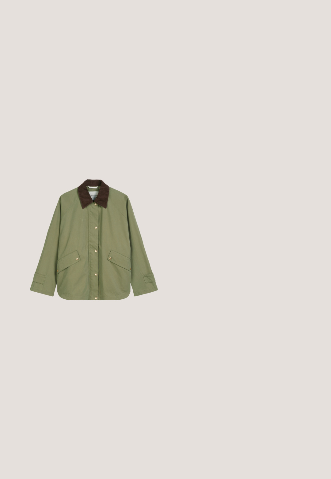 Veste vert olive en tissu avec un col en côtes de velours marron, boutons-pression et deux poches avant avec des rabats en biais.; Haut en olive à manches courtes, en tissu léger et doux, avec un décolleté en V et des détails froncés sur les côtés.; Shorts vert olive avec ceinture à nouer, design plissé et poches latérales. Fabriqués en tissu texturé, avec des bords nets et une coupe décontractée.; Espadrille Mary Jane en daim vert olive avec bordure bleu clair, bride latérale avec boucle ronde, et semelle en jute tressée.; Sac cabas vert olive à la forme structurée, doté d'un cuir lisse et d'accents en daim, d'une fermeture à clip dorée et de deux anses d'épaule.; Boucles d'oreilles en tons doré et argenté présentant des formes circulaires entrelacées avec une finition métallique lisse. Design léger, adapté au port quotidien.