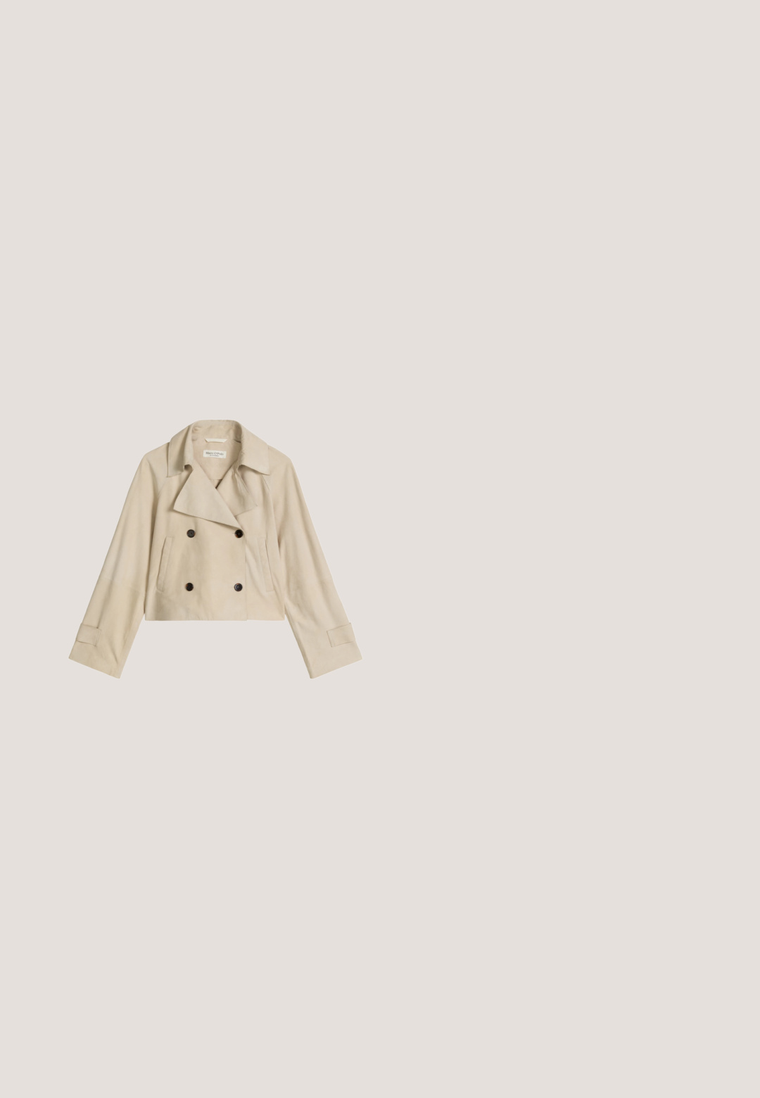 Beige, kurz geschnittene, doppelt geknöpfte Jacke mit breiten Revers, vier dunklen Knöpfen, langen Ärmeln und zwei vertikalen Seitentaschen.; Schwarz-beige Leopardmuster Kleid mit langen Ärmeln, einem V-Ausschnitt und einer taillierten Taille. Enthält einen geschichteten, voluminösen Saum und transparentes Material.; Beige Slingback-Absatzschuhe mit einer schwarzen Lackleder-Zehenkappe, blockiertem quadratischen Absatz und verstellbarem Riemen mit Schnalle. Glatte Textur über die gesamte Oberfläche.; Ovale Sonnenbrille im Schildpatt-Design mit dunklen Gläsern und goldfarbenen Metallbügeln vor weißem Hintergrund.; Schwarze rechteckige Tragetasche mit zwei langen Griffen, einem dekorativen Gürtel mit goldener Schnalle vorn und einer strukturierten Oberfläche.; Schwarzes, geflochtenes, verstellbares Armband aus Kordel mit weißer, bohnenförmiger Perle, die vier goldfarbene Akzente und goldfarbene Perlenenden an den Kordeln aufweist.