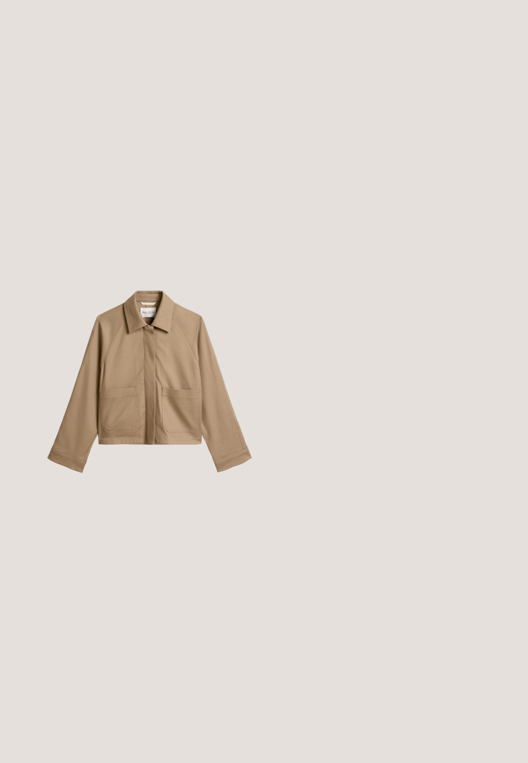 Khaki cropped jack met een puntige kraag, raglanmouwen, twee steekzakken aan de voorkant en een gladde stoftextuur. Voorzien van een ritssluiting aan de voorkant.; Langsleeve top in lichtbeige linnenmix, met een gedraaide knoopdetails aan één zijde, ronde halslijn en een losse pasvorm.; Roomkleurige, op maat gemaakte broek met voorzakken, riemlussen en een enkele knoopsluiting aan de tailleband.; Beige suède loafer met een gevoerde binnenzool, met een gestikte neus en een decoratieve band aan de voorkant, zwevend boven een houten oppervlak.; Beige suède totebag met lange handvatten en bijpassend ritsvakje, afgebeeld op een effen witte achtergrond.; Een paar zilveren geometrische creolen met een hexagonale vorm en kleine ingelegte kristallen langs de randen, op een effen lichte achtergrond.