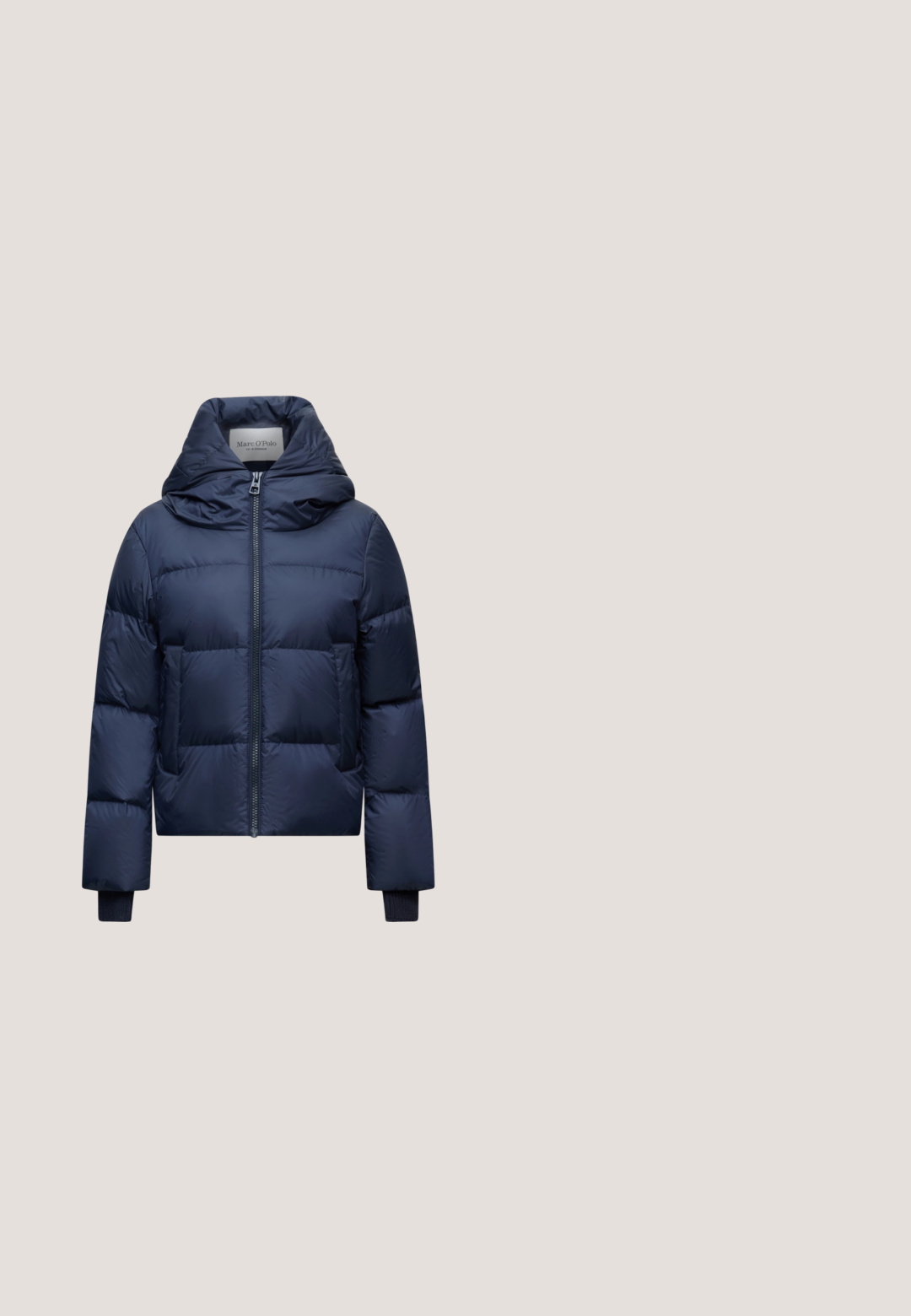 Navyblå dunjakke med lynlås foran, høj polstret krave, to sidelommer og ribstrikkede ærmegab.; Lys blå strikket sweater med V-hals, lange ærmer og ribbet tekstur. Designet med en tætsiddende silhuet og subtile syning detaljer.; Sorte denim jeans med høj talje, flared ben, to frontlommer og orange syninger. Materialet ser solidt og glat ud.; Hvide lave lædersneakers med snørebånd og flad gummisål, vist fra siden på en ensfarvet baggrund.; Sort læder tote taske med dobbelte håndtag og guldfarvede metal accenter, vist mod en lys grå baggrund.; Sølv hoop ørestik med en poleret overflade, prydet med små guld accenter og en rund form, båret på øreflippen.