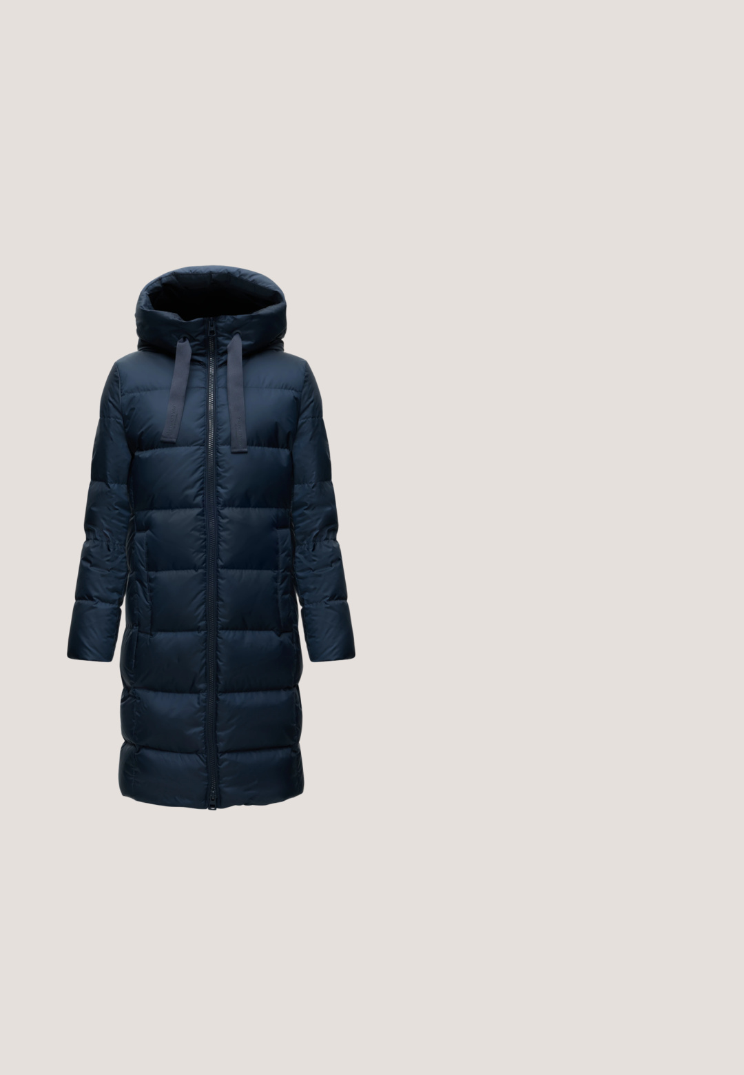 Manteau long matelassé bleu marine avec fermeture éclair devant, deux poches latérales, col montant et capuche attachée avec de larges cordons.; Polo à manches longues bleu clair avec des rayures blanches et bleu marine, col crème, patte de boutonnage et petit logo "Barbour" sur la poitrine.; Jean bleu clair à jambes droites avec poches avant et ceinture boutonnée sur fond blanc uni.; GANT BEYLANA - Baskets basses - white/port wine; Sac cabas en cuir noir avec double poignée et accents métalliques dorés, présenté sur fond gris clair.; Boucles d'oreilles en métal argenté en forme de goutte, avec une surface lisse et réfléchissante, présentant un design sans couture et sans embellissements visibles.