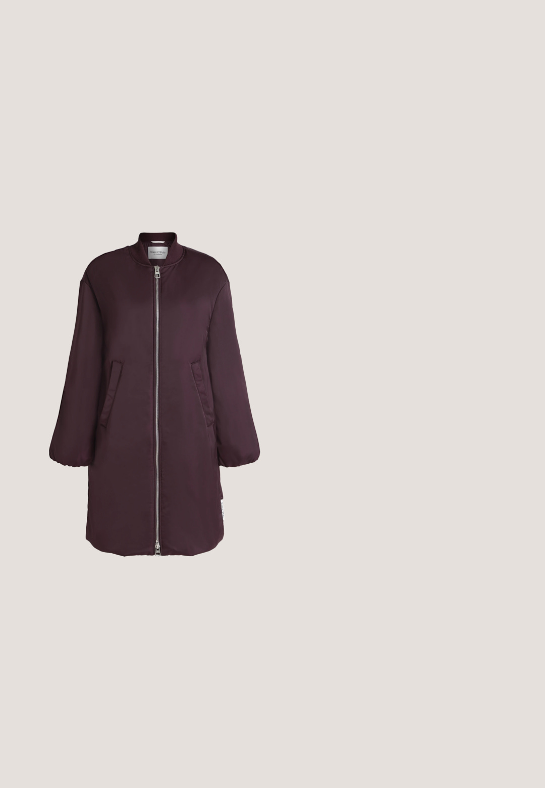 Long manteau couleur prune avec fermeture éclair sur le devant, col côtelé, deux poches avant en biais et poignets élastiques, présenté sur un fond uni.; T-shirt blanc à manches courtes avec fines rayures horizontales rouges et un col rond rouge uni.; Pantalons larges bordeaux en coton, dotés d'une taille à lien, de deux poches avant et d'une fermeture à bouton. Texture lisse, sans motifs.; Ballerines en cuir noir avec un bout pointu, dotées d'une sangle avec une boucle métallique circulaire et d'une semelle plate.; Sac en cuir bordeaux avec une texture douce et froissée, une sangle noire réglable et une fermeture éclair. Présente un logo discret à la base.; Boucles d'oreilles clips en métal argenté torsadé avec une finition lisse et brillante, présentant un design moderne et abstrait en spirale.