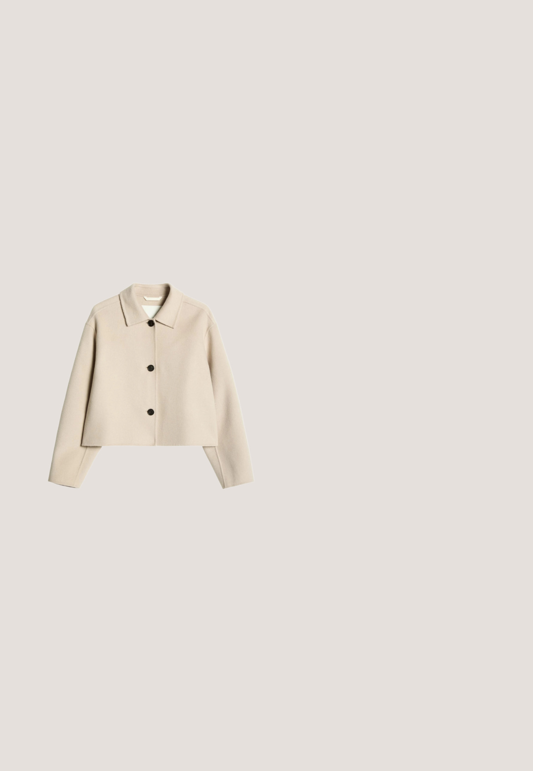 Beige kurze Wolljacke mit Kragen, langen Ärmeln und drei schwarzen Knöpfen vorne, dargestellt auf weißem Hintergrund.; Ärmelloses beiges Midikleid mit geraffter Taille und drapierten Stoffdetails am Oberteil, auf weißem, einfarbigem Hintergrund dargestellt.; Slingback-Pumps aus weichem beigem Wildleder, mit spitzer Zehenform, schlankem Absatz und verstellbarem Knöchelriemen mit einer runden Schnalle.; Quadratische, beige Schildpatt-Sonnenbrille mit braunen Verlaufsgläsern und ALDO-Logo am Bügel, auf weißem Hintergrund dargestellt.; Beige Leder-Shopper mit langen Schulterriemen und dezentem goldfarbenem Logo vorne, vor einfachem hellem Hintergrund.; Zarte doppellagige goldene Halskette mit gleichmäßig verteilten kleinen weißen Perlen auf schlichtem hellem Hintergrund.