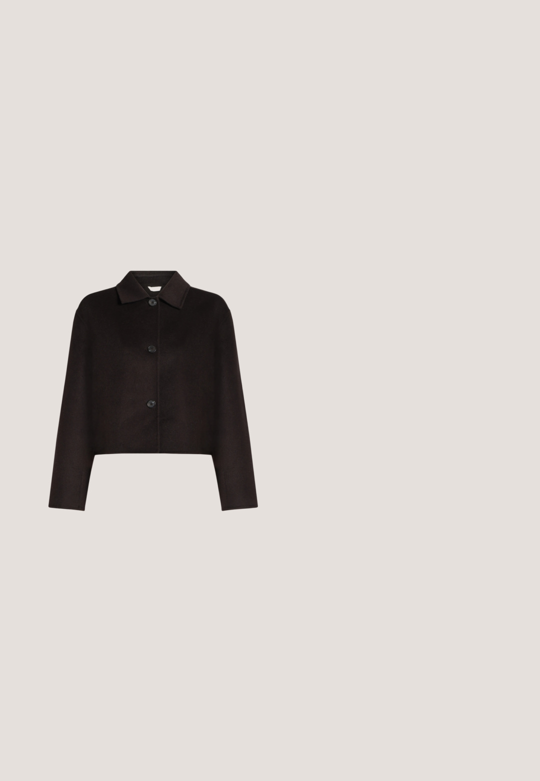 Zwarte cropped jas met lange mouwen, puntige kraag en drie knopen aan de voorkant op een lichtgrijze achtergrond.; Donkerbruine longsleeve met ronde hals, gemaakt van lichtgewicht stof met een slanke pasvorm en zonder zichtbare patronen of versieringen.; Wijdvallende donkerblauwe jeans met een klassiek vijf-pocket ontwerp, gemaakt van denim, met gouden stiksels en een knoopsluiting bij de taille.; Donkerbruine leren enkellaars met blokhak zwevend boven een houten oppervlak, met een groene wazige grasachtergrond.; Vrouw in een zwarte blazer en rok, met een grote donkerbruine suède schoudertas tegen een witte achtergrond.; Delicate dubbel gelaagde gouden ketting met gelijkmatig verdeelde kleine witte pareltjes op een eenvoudige lichte achtergrond.
