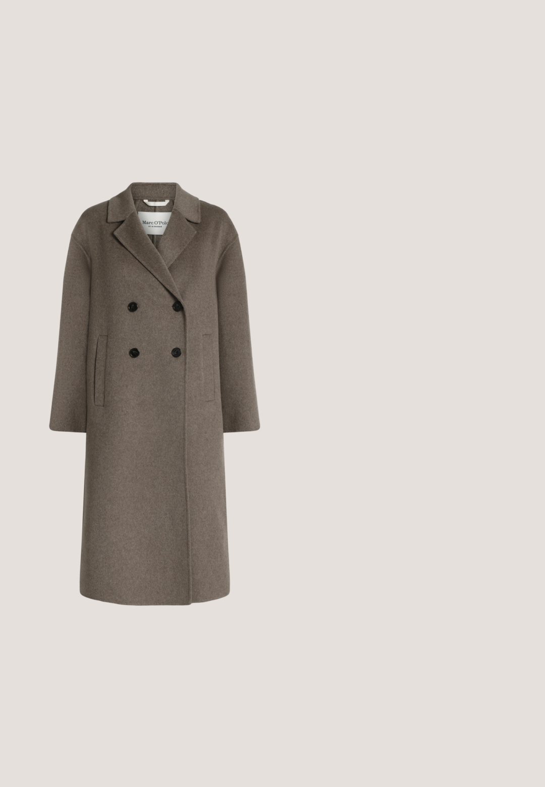 Langer brauner Woll-Doppelreiher mit breiten Revers und zwei vorderen Einschubtaschen.; Beiger Strickpullover mit vertikalen Zopfmustern, gerippten Bündchen, Saum und Rundhalsausschnitt, mit dem Label "GOBI Organic".; Weite Hosen in hellbraunem Stoff, mit Falten, flachem Bund und sauberem Saum. Glatte Textur mit dezentem Glanz.; Frau mit langen dunklen Haaren sitzt, trägt einen lockeren schwarzen Blazer, passende weite Hosen und dunkle Stiefeletten vor einem schlichten weißen Hintergrund.; Beige gerippter Schal mit einem strukturierten Strickmuster, einem dreieckigen Detail in der Mitte und einem kleinen Logo-Tag an einem Ende.; Beige Leder-Umhängetasche mit verstellbarem Riemen, Reißverschluss und dezentem "Liebeskind Berlin"-Logo auf der Vorderseite.