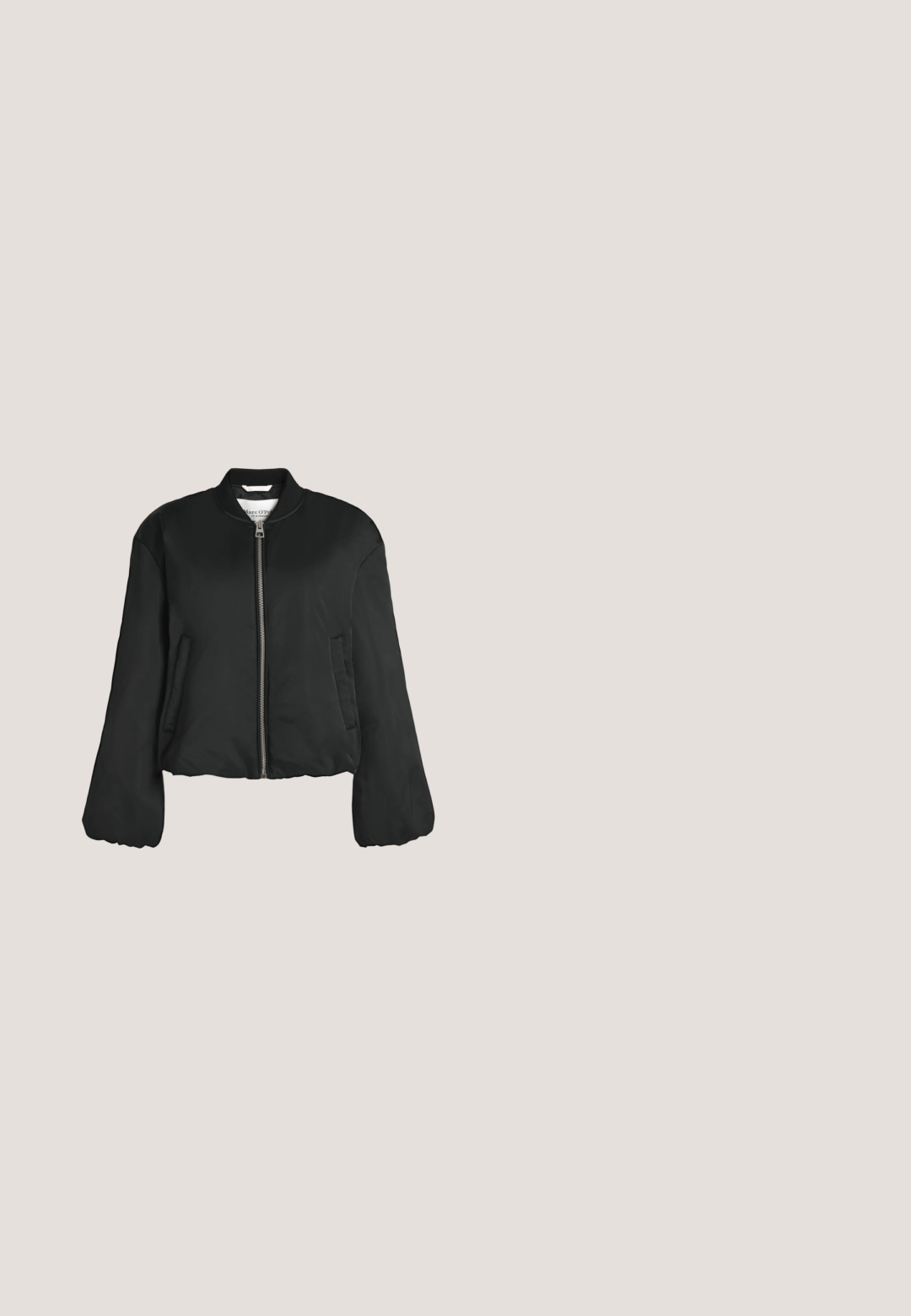 Schwarze Bomberjacke mit Frontreißverschluss, geripptem Kragen, langen Ärmeln, Seitentaschen und leicht verkürzter Länge, vor weißem Hintergrund fotografiert.; Weißes kurzärmliges T-Shirt mit Rundhalsausschnitt, lockerer Passform, aus weichem Baumwollstoff. Glatte Textur, keine Muster oder Logos.; Helle blaue Denim-Jeans mit weitem Bein in einem verblassten Waschlook, mit fünf Taschen, kontrastierenden Nähten und einem Knopfverschluss am Bund.; Schwarze Leder-Hochschuhe mit glatter Oberfläche, ausgestattet mit Schnürsenkeln und einem seitlichen Reißverschluss. Getragen mit einem langen schwarzen Jeansrock.; Silberfarbene Creolen mit einer glatten, runden Form und einer polierten Oberfläche. Beide Ohrringe haben die gleiche Größe und verfügen über einen sicheren Verschlussmechanismus.; Schwarzer Ledergürtel mit einer silbernen Metallschnalle und doppelten Schlaufenakzenten, mit einer strukturierten Oberfläche und einem sich verjüngenden Ende für einen sicheren Sitz.