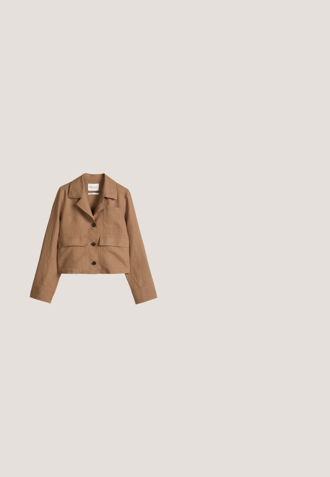 Veste courte en lin marron avec trois boutons foncés, un col, une poche poitrine et deux poches à rabat à l'avant.; Chemise courte marron boutonnée avec manches longues larges et col rond, tissu en lin, taille 36.; Pantalon cargo vert olive avec taille à cordon, passants de ceinture, poches latérales à rabat et jambes larges.; Bottines en suédine beige avec un bout arrondi, des coutures minimales, un petit talon et un laçage pour un ajustement réglable.; Sac messager en cuir brun avec un rabat, deux boucles métalliques et des coutures décoratives. Il dispose d'une petite poche frontale et d'accents argentés.; Ceinture en daim marron tressée avec boucle en métal doré, posée à plat sur un fond blanc uni.