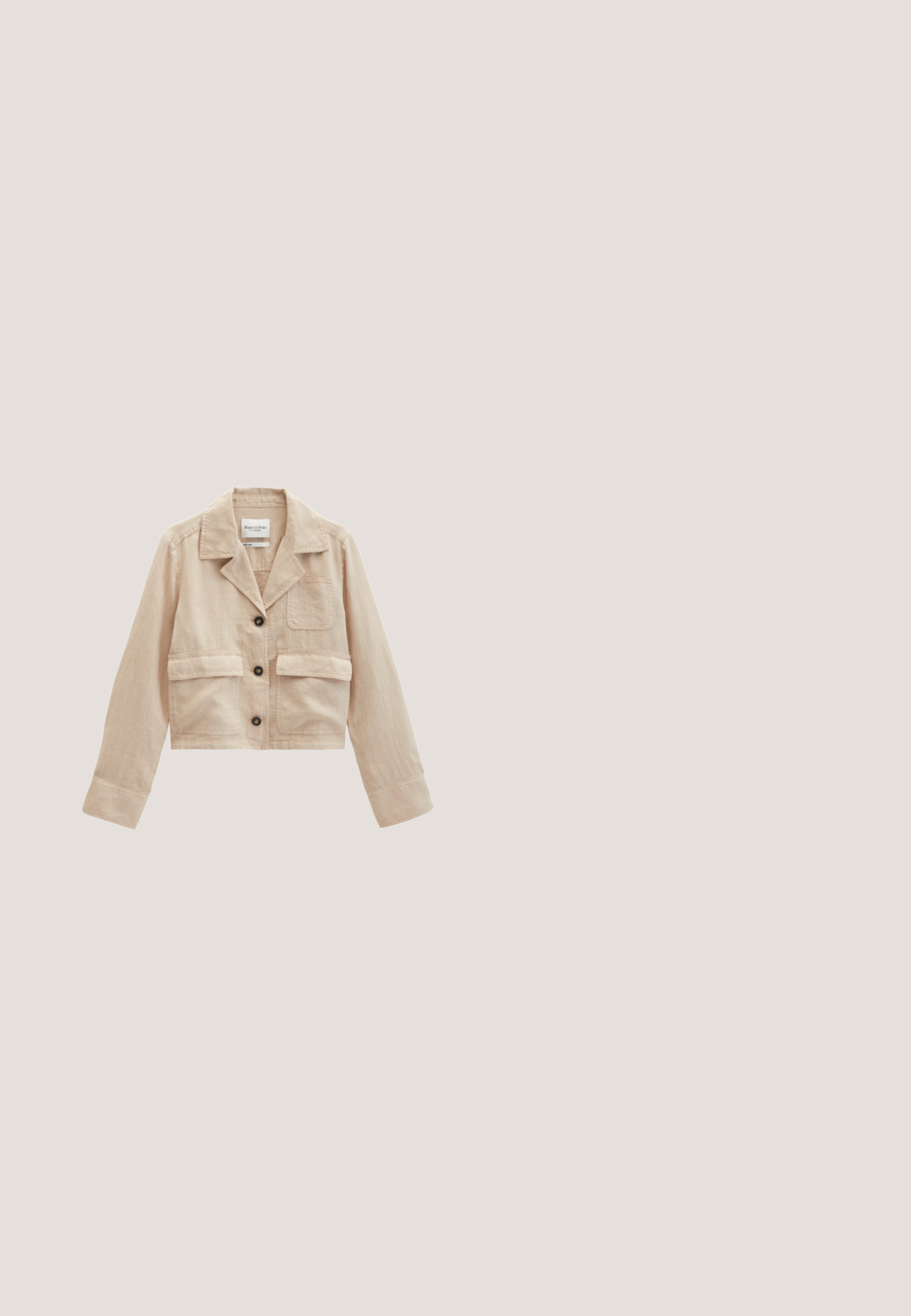 Beige korte jas met drie donkere knopen, drie voorzakken, een kraag en lange mouwen.; Lichte beige top met een ronde halslijn, asymmetrische zoom en geplooide details aan één kant. Gemaakt van een zachte, gestructureerde stof.; Beige shorts met een gerimpelde elastische tailleband en een strikdetail. Voorzien van twee zijzakken en een gladde, zachte stoftextuur.; Witte faux leren sandalen met twee verstelbare gespen, kurken voetbed en witte rubberen zool, met een gladde textuur en minimalistisch ontwerp.; Beige draagtas gemaakt van textuur kunstleer, met dubbele handgrepen en gouden hardware accenten. Het ontwerp heeft een gesplitst voorkantdetail.; Delicate dubbel gelaagde gouden ketting met gelijkmatig verdeelde kleine witte pareltjes op een eenvoudige lichte achtergrond.