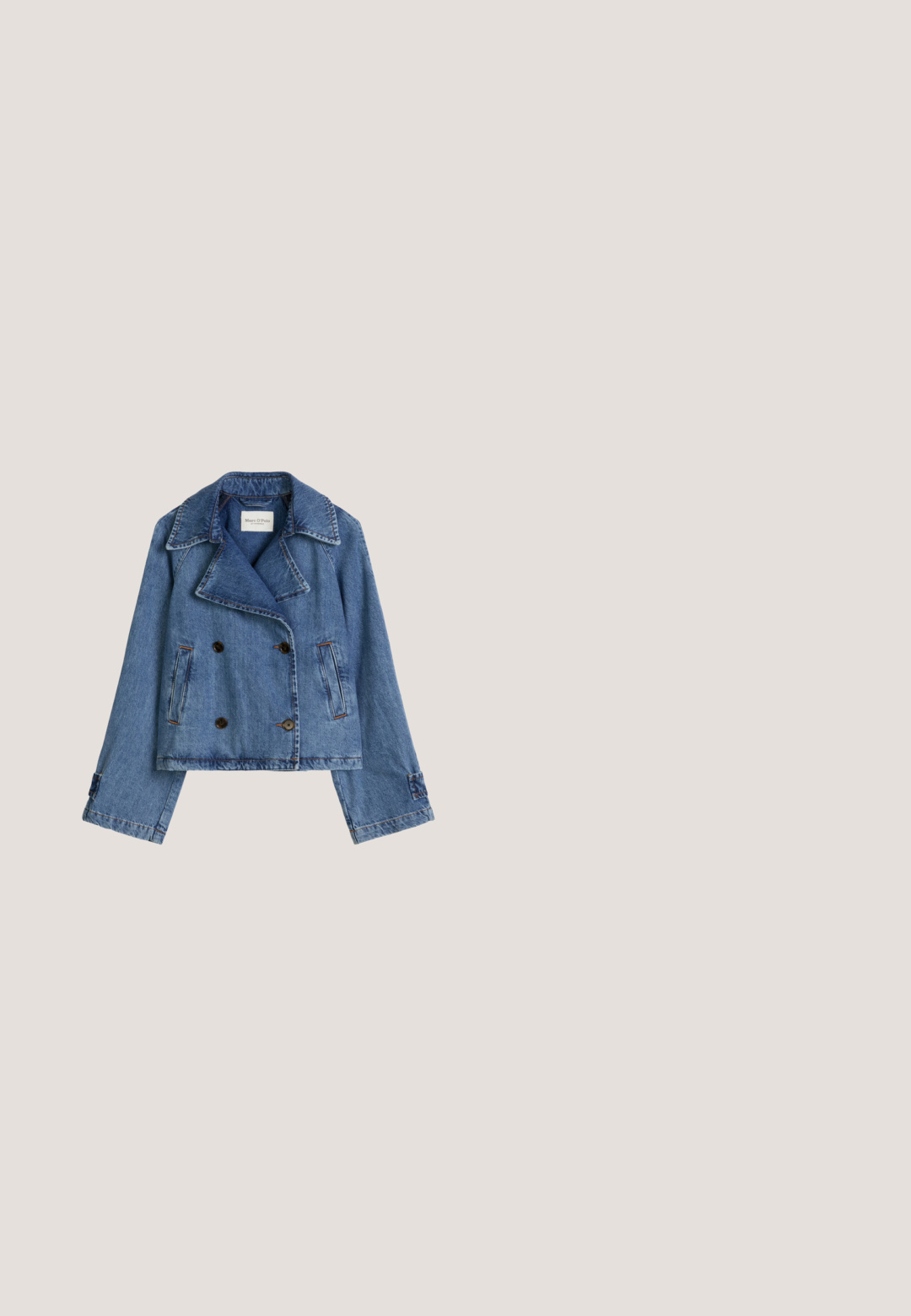 Blauw cropped denimjasje met brede revers, dubbele knopenrij, twee voorzakken en knopen aan de manchetten.; Marineblauw top met lange mouwen, geribbeld, met open kraag en V-hals, gemaakt van zachte stof, geschikt voor casual dragen.; Lichtblauwe denim jeans met een recht model, vijf-pocket stijl, enkele knoopsluiting en gestikte details langs de naden.; Donkerbruine sneaker met gestructureerd bovenwerk, leren details en een beige rubberen zool, met "Marc O'Polo" branding aan de zijkant.; Donkerbruine rechthoekige handtas met twee korte handvatten, een voorvak met ritssluiting en een verstelbare schouderriem bevestigd aan de zijkant.; Zilveren metalen ketting met een soepele, flexibele ontwerp, voorzien van vergrendelende schakels en een karabijnsluiting voor een veilige bevestiging.