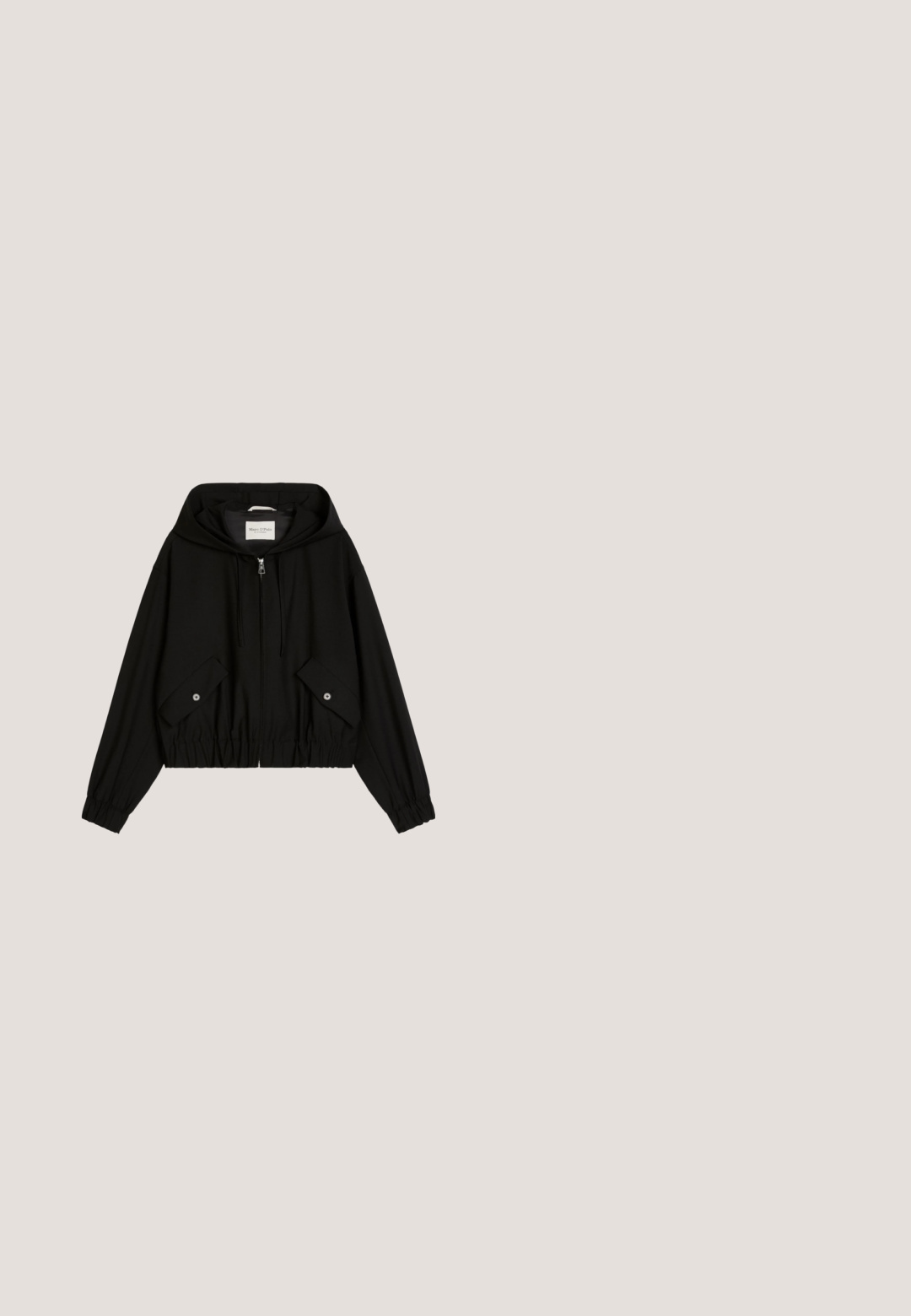 Zwarte hoodie met ritssluiting, elastische manchetten en zoom, twee voorzakken met klep en knopen, en verstelbare trekkoorden aan de kap.; Zwarte t-shirt met korte mouwen van gladde katoenstof. Heeft een ronde halslijn en een klein label aan de onderkant met de tekst "ARMEDANGELS".; Zwarte high-waisted fietsbroek van rekbaar materiaal, met een gladde textuur en geen zichtbare patronen of hardware details.; Zwarte sportschoenen gemaakt van glad synthetisch materiaal, met een ronde neus, veters aan de voorkant en een textuurrubberzool.; LANCASTER BASIC VITA - Handtas - noir; Zilveren kettingarmband met grote, in elkaar schakelende schakels, een gladde textuur en een klein gegraveerd label. Strakke, moderne uitstraling.