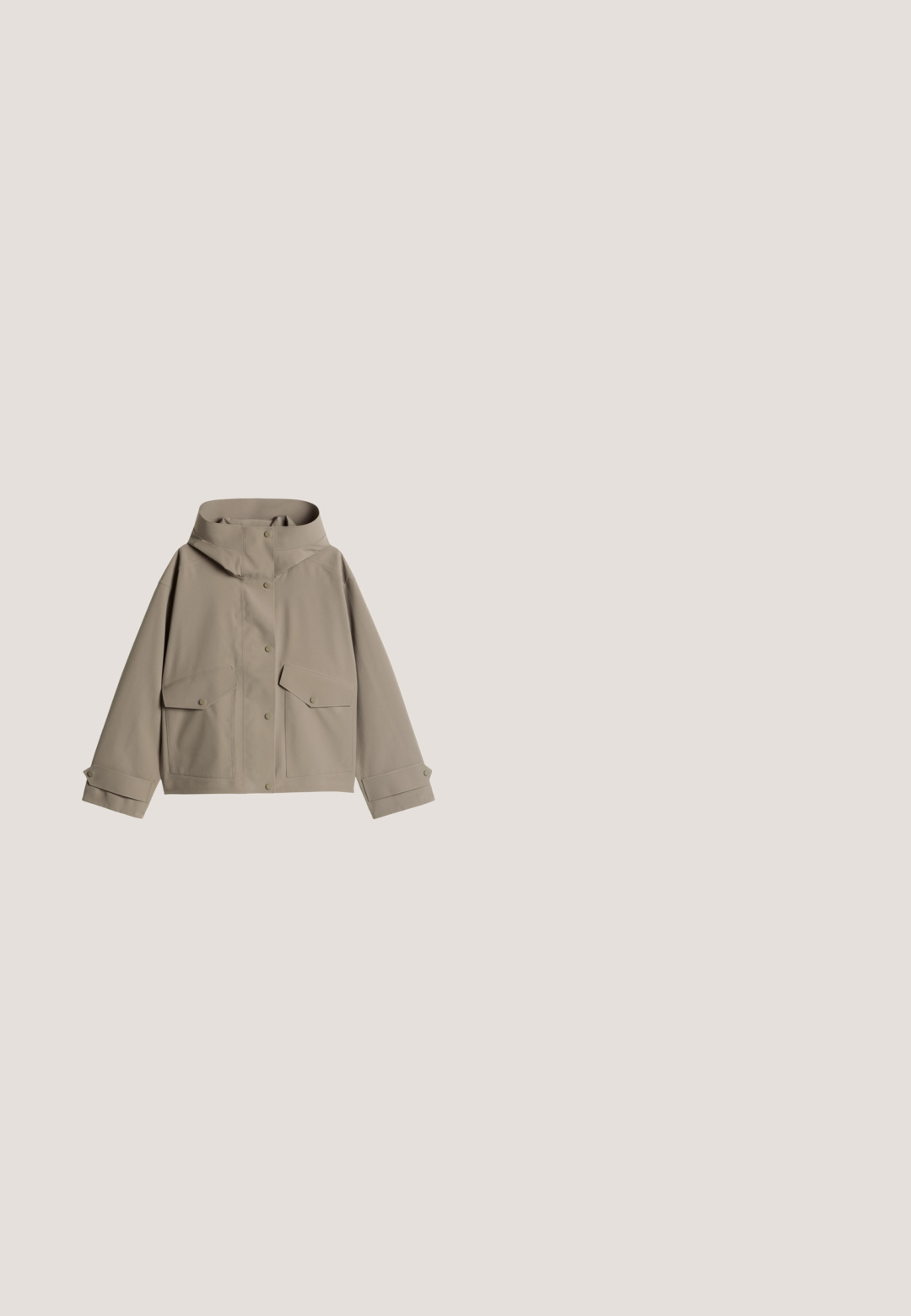 Beige regenjas met capuchon, drukknoopsluiting, twee voorzakken met klep en knopen en verstelbare mouwboorden met drukknopen.; Beige en zwarte T-shirt met korte mouwen en horizontale strepen, ronde hals en label op de kraag.; OPUS HIGH RISE CROPPED WIDE FIT PRINT - Broek - coal blue; Twee stijlvolle sneakers met koeienprintbont, rubberen zolen en contrasterende zwarte en witte strepen, van beide zijden getoond.; Kleine grijze suède schoudertas met een enkele handgreep en een extra afneembare riem aan de voorkant op een witte achtergrond.; Zilveren ovale kralenarmband met kreeftsluiting en verstelbare schakels op een effen witte achtergrond.