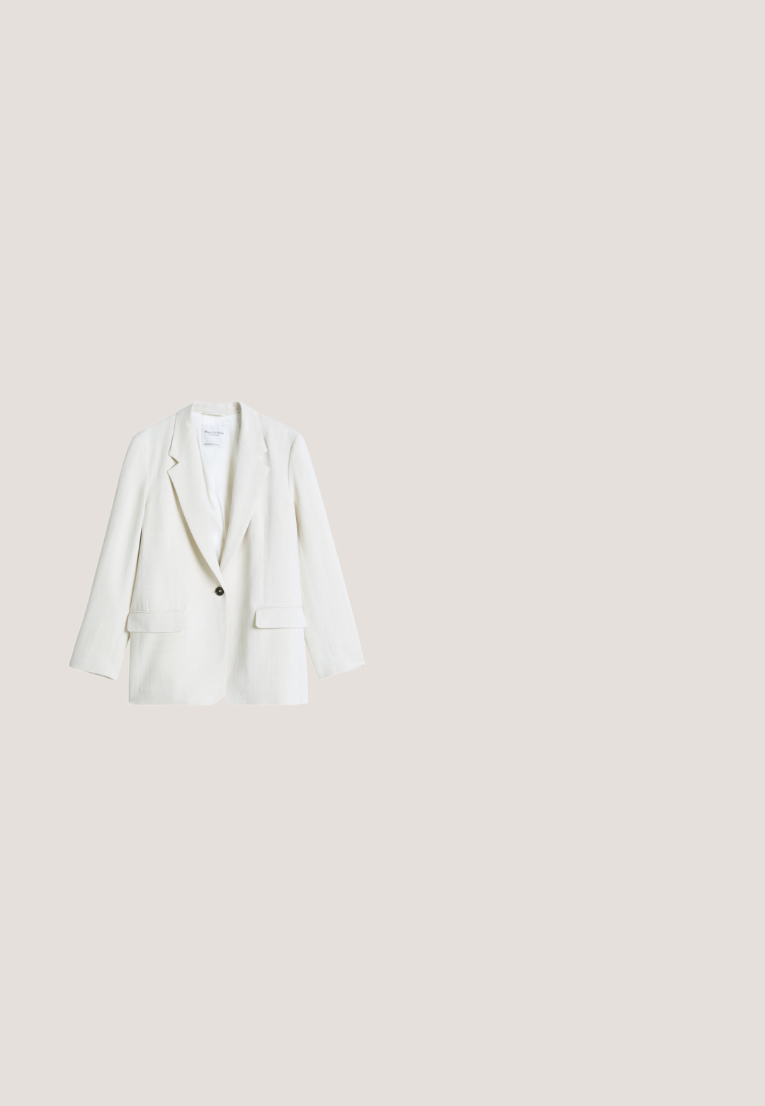 Witte blazer met één knoop, notch-revers en klepzakken, plat uitgestald op een witte achtergrond.; Witte blouse met knopen en groen-blauwe tropische print met palmbomen, strandparasols, golven en zeepaardjes.; Beige linnen shorts met een elastische tailleband, een gerimpelde zoom en een afneembare strikceintuur. Kenmerkt zich door een comfortabele pasvorm en een gladde, textuurstof.; Anna Field by Zalando Sandalen - cognac; Schildpad zonnebril met een cat-eye vorm, gelaagd bruine lenzen en gouden accenten op de montuur. Merknnaam "Vogue" zichtbaar.; Geweven rieten handtas met dubbele handvatten bovenaan, zwart geborduurd "Coach New York" logo, gouden hardware en een afneembare gestreepte schouderriem.