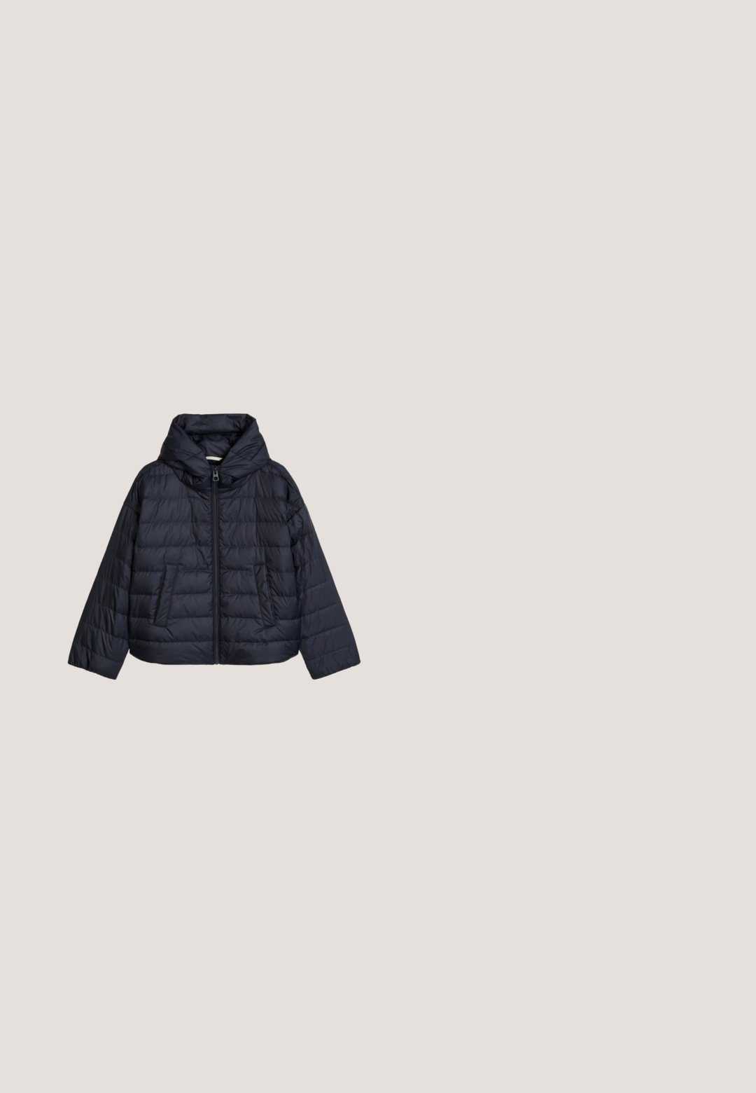Zwarte gewatteerde donsjas met lange mouwen, een ritssluiting aan de voorkant, twee zijzakken en een grote gewatteerde kraag.; Marineblauwe katoenen sweatshirt met lange mouwen, geribbelde manchetten en zoom. Heeft een ronde halslijn en een klein X-steekdetail aan de voorkant.; Grijze T-shirt met korte mouwen, gemaakt van zachte katoen, met een ronde hals en een ontspannen pasvorm zonder opvallende patronen of accenten.; Donkerblauwe joggingbroek met elastische tailleband, verstelbare trekkoorden, zijzakken en elastische manchetten, met klein geborduurd logo op de linkerheup.; Lage zwarte sneaker met suède en mesh bovenwerk, witte gevoerde kraag, gestreepte tussenzool en een gum rubberen zool met diepe profielen.; Marineblauwe stof tote bag met leren accenten, dubbele handgrepen en een afneembare schouderriem. Voorzien van een front pocket en een ritsluiting.