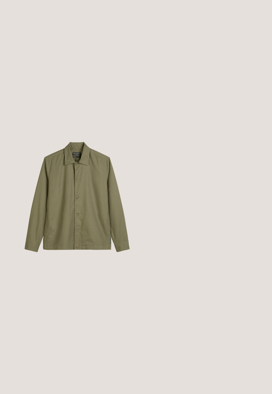 Olijfgroene button-up jas van katoen, met een klassieke kraag, lange mouwen en zijzakken met subtiele stiksels.; Lichtroze, textuur gebreide trui met lange mouwen en een ronde hals. Geribbelde manchetten en zoom. Bevat een label bij de hals.; Beige blouse met lange mouwen en knopen, voorzien van een borstzak aan de voorkant en zwarte knopen, met een klein label nabij de zoom.; Olijfgroene rechte broek met elastische tailleband, knoopsluiting, zijzakken en Marc O'Polo-label op de tailleband.; Beige suede sneaker met witte accenten, ronde neus en vetersluiting. Gestructureerde bovenkant en rubberen zool met discrete branding.; Kleine beige crossbodytas met een voorvak met ritssluiting, metalen ALDO-logo, verstelbare brede band en afgeronde rechthoekige vorm op een witte achtergrond.