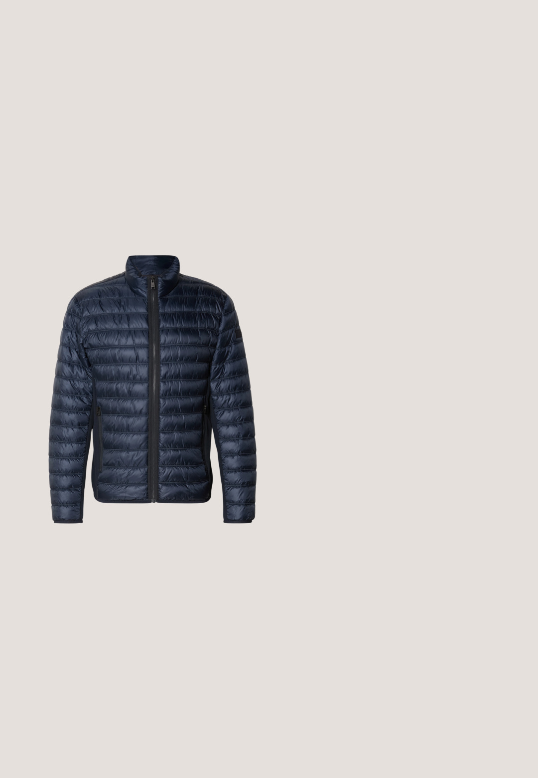 Marineblaue, wattierte Jacke mit horizontaler Steppung, hohem Kragen und Reißverschluss vorne. Sie verfügt über Seitentaschen und eine glatte, glänzende Oberfläche.; Dunkelblauer Pullover aus Strick mit einem Feiertagsmuster, das Bären, Bäume und Schneeflocken in Grün, Braun und Weiß zeigt. Gerippte Bündchen und Saum.; Navyblaue Cordhemd mit langen Ärmeln, Button-Down-Kragen, Brusttasche und goldenen Knöpfen. Glatte Textur und taillierte Passform.; Dunkelblaue Slim-Fit-Jeans mit ausgewaschenen Details, klassischem Fünf-Taschen-Design, Knopfverschluss und Gürtelschlaufen.; Braune Leder-Chelsea-Boots mit elastischem Seitenpanel, Zuglasche an der Ferse und gestapelter Holzsohle, im Profil auf weißem Hintergrund abgebildet.; Schwarze Leder-Reisetasche mit rechteckiger Form, zwei Griffen, abnehmbarem Schulterriemen und minimalen Verzierungen.