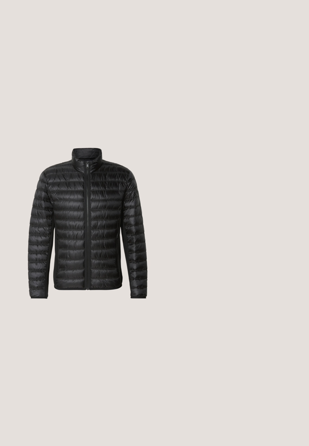Chaqueta acolchada negra con cierre delantero, cuello alto y patrón acolchado horizontal. Cuenta con bolsillos laterales y una textura suave y brillante.; Jersey de cuello alto de color gris claro hecho de un suave tejido de punto. Presenta un cuello y puños acanalados. Forma clásica y ajustada con mangas largas.; Camiseta de cuello redondo de manga corta en color blanco roto, diseño unisex, exhibida sobre un fondo gris neutro.; Pantalones de chándal grises hechos de una tela suave, con una cintura ajustable con cordón, piernas rectas y un diseño simple, sin adornos.; Botín Chelsea de piel negra con paneles laterales elásticos, puntera redondeada, tiradores y tacón bajo apilado. Textura suave y diseño clásico.; Bolsa tote negra con asas dobles, gran bolsillo delantero de cuero con cremallera y sutil logo de Calvin Klein en el centro del bolsillo.