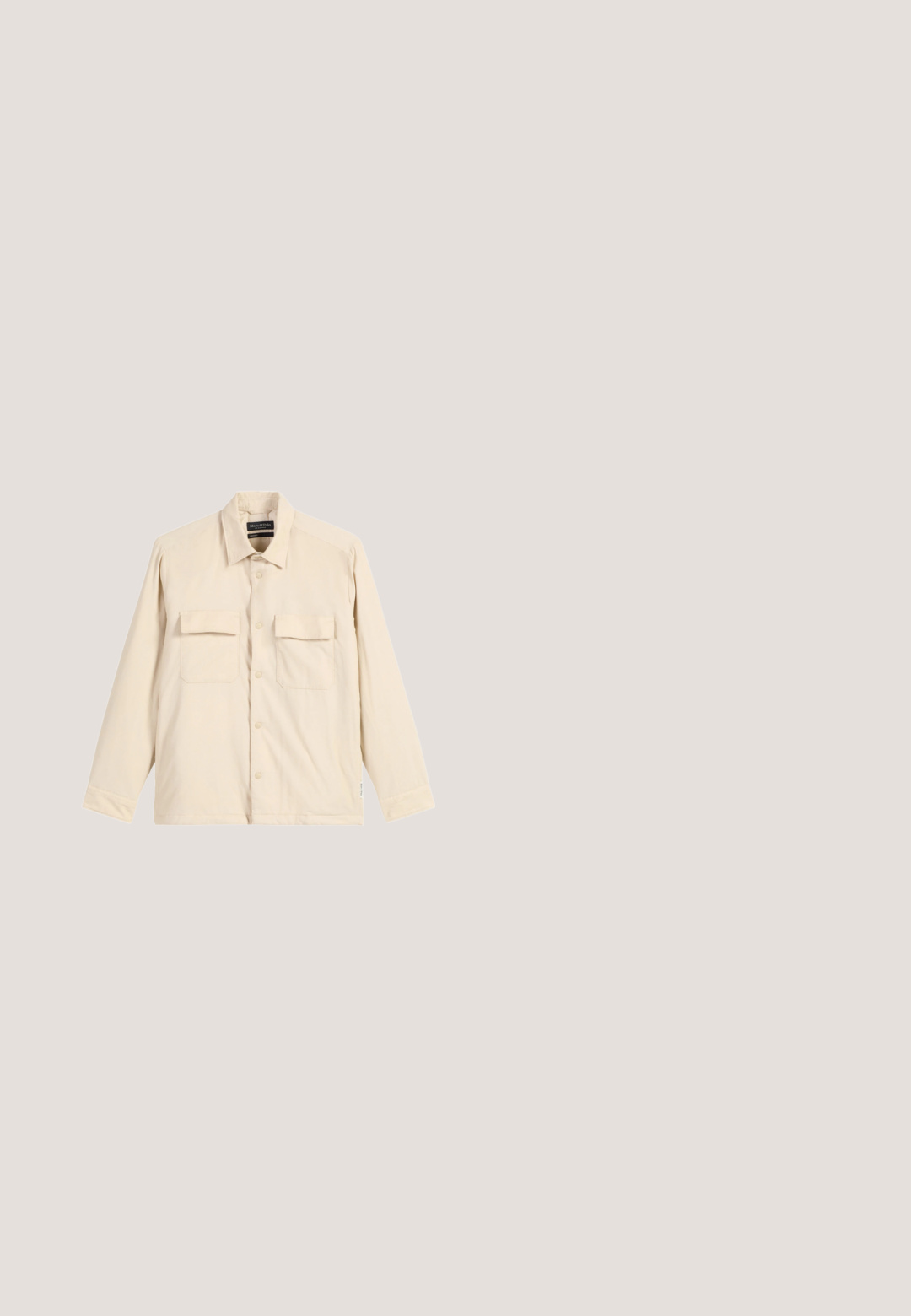 Beige shirt met lange mouwen van een zachte stof, met een kraag, twee borstzakken en een knoopsluiting. Heeft een ontspannen pasvorm.; Crèmekleurige sweater met lange mouwen en ronde hals met geribde boorden en zoom, afgebeeld op een eenvoudige lichte achtergrond.; Effen wit oversized T-shirt met korte mouwen en een ronde hals, met een zwart label aan de binnenkant van de achterkant van de kraag, getoond op een lichte achtergrond.; Jeans met rechte pijpen van blauwe denim, met voorzakken en riemlussen, met lichte vervaagde details op dijen en knieën.; Witte canvas sneakers met een rubberen zool, vetersluiting en een klein logolabel aan de zijkant. Gewreven wit bovenwerk en een bruine zool.; Canvas draagtasje in off-white, voorzien van korte handvatten en de geprinte tekst "LES DEUX" in vetgedrukte zwarte letters. Duurzaam, eenvoudig ontwerp.