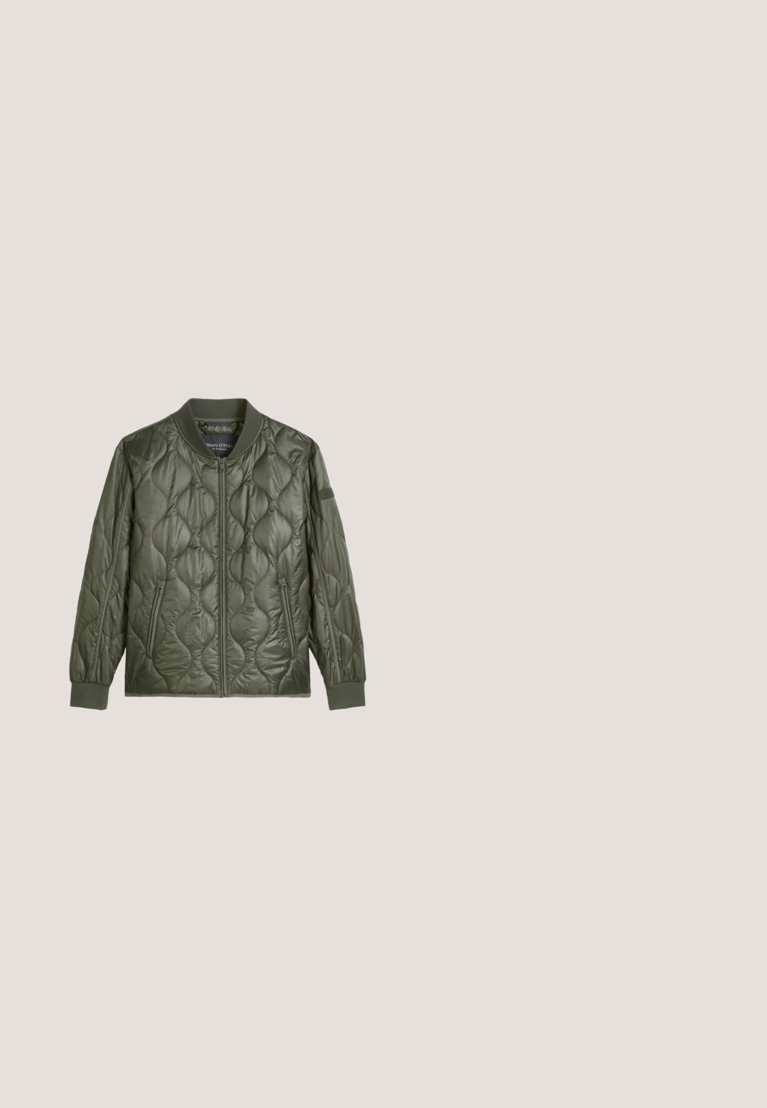 Olijf groene, gewatteerde bomberjack met geribbelde kraag, manchetten, een voorrits en twee ritszakken.; Geribbelde gebreide olijfgroene lange mouw trui met ronde hals, fitted manchetten en een klein patchdetail op de linker mouw.; Korte mouwen overhemd met een groen bloemenpatroon op een licht beige achtergrond. Heeft een kraag en een label met de tekst "Les Deux".; Olijfgroene rechte broek met elastische tailleband, knoopsluiting, zijzakken en Marc O'Polo-label op de tailleband.; Bruine suède lage sneaker met bruine rubberen zool en veters, getoond in profiel op een effen neutrale achtergrond.; Kleine olijfgroene crossbodytas met een zwarte verstelbare riem, een voorvak met rits en een Marc O'Polo-logo aan de onderkant.