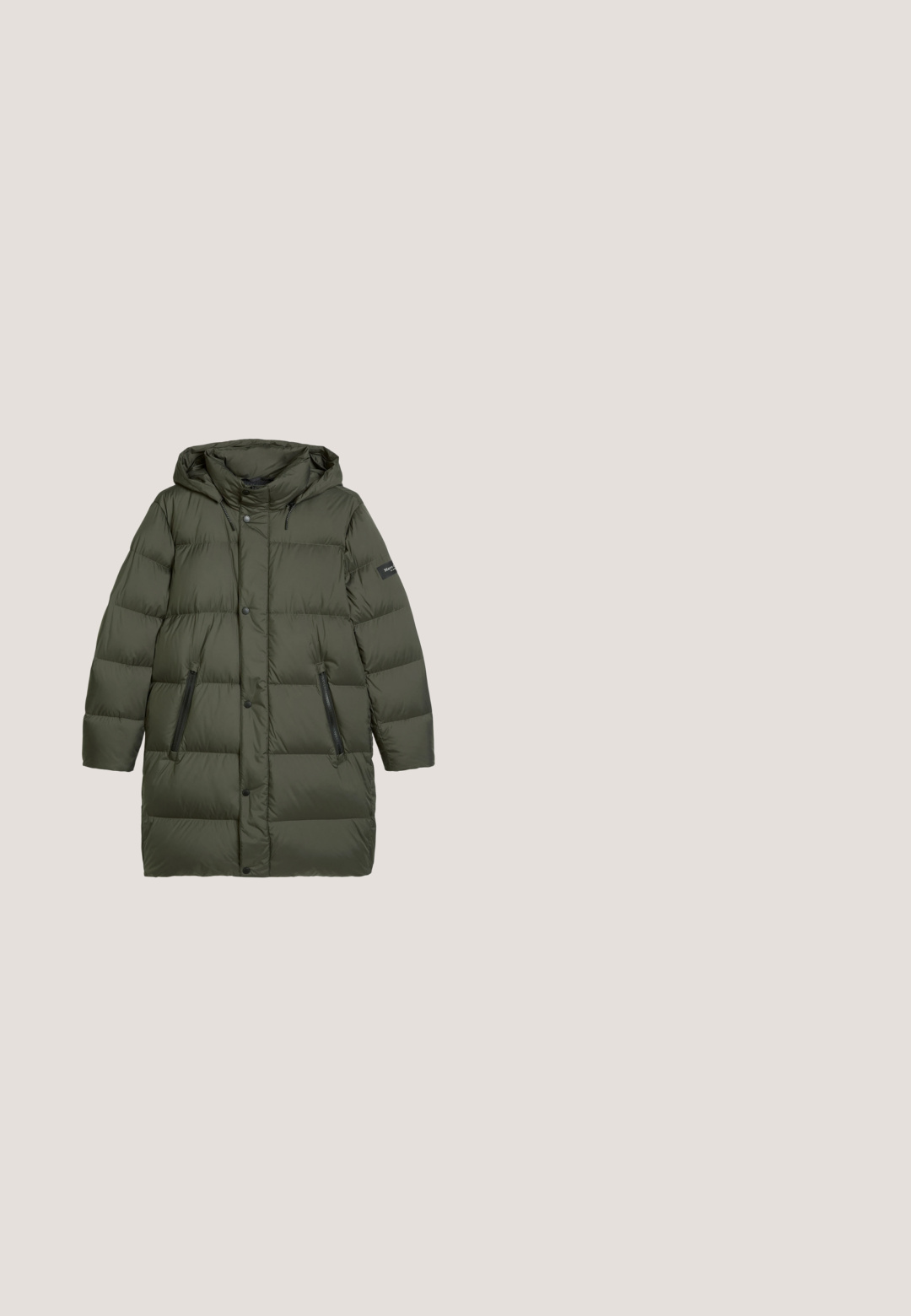 Gepolsterte Parka-Jacke in Dunkelgrün mit Kapuze, vorderen Druckknöpfen und seitlichen Reißverschlusstaschen. Texturiertes Stoffmaterial mit gesteppter Musterung.; Grauer Pullover mit Reißverschluss am Kragen, aus weichem Stoff, mit langen Ärmeln und hohem Kragen, versehen mit einem dezenten Logo auf der Brust.; Schwarz langärmliges T-Shirt mit Rundhalsausschnitt und grünem Etikett am Ausschnitt auf weißem Hintergrund.; Schwarze Jeans aus Denim mit marmoriertem Muster, geradem Bein, Fünf-Taschen-Stil und Knopfverschluss am Bund.; Schwarze Leder-Ankle-Boots mit abgerundeter Zehe, Schnürdesign und strukturierten Akzenten. Gummisohle mit niedrigem Profil und Zugschlaufe an der Rückseite.; Schwarzer Rucksack aus glattem Leder und strukturiertem Stoff, mit doppelten Reißverschlüssen und einer Fronttasche mit einem Logo-Schild.