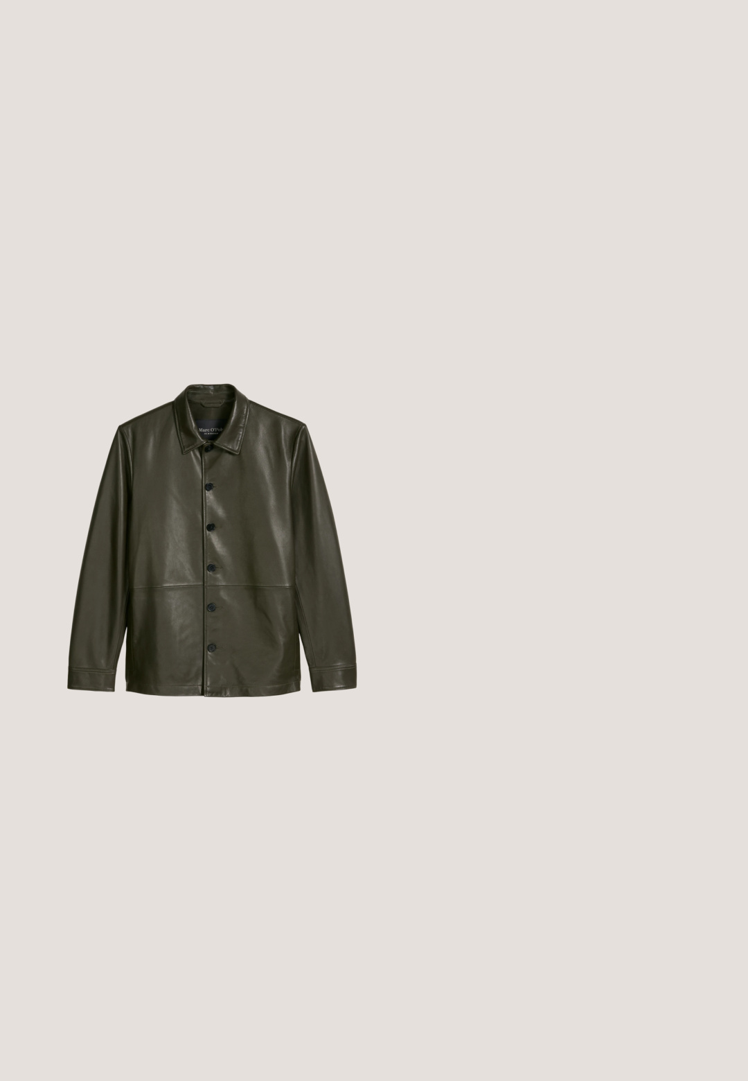 Donkergroene leren jas met knopen, een klassieke kraag en lange mouwen, voorzien van zichtbare stiknaden.; Bruine lange mouwen polo gemaakt van katoen met een placket met drie knopen en een geborduurd logo op de borst. Soepele textuur.; Bruine corduroy broek met een elastische tailleband, voorzien van rode zijkanten en rechte pijpen. Gelaagd stof met subtiele ribbel-details.; Bruine leren enkelboot met elastische zijpanelen en een trekhaak. Gladde textuur, ronde neus en een lage gestapelde hak.; Bruin leren toilettas met een gestructureerd oppervlak, ritssluiting en een handvat aan de zijkant. Rechthoekige vorm, gladde randen, minimale merkdetails.; Witte parelarmband met een goudkleurige sluiting en verlengketting. Donkere, ronde kralen met een glanzende afwerking. Eenvoudig, klassiek ontwerp.