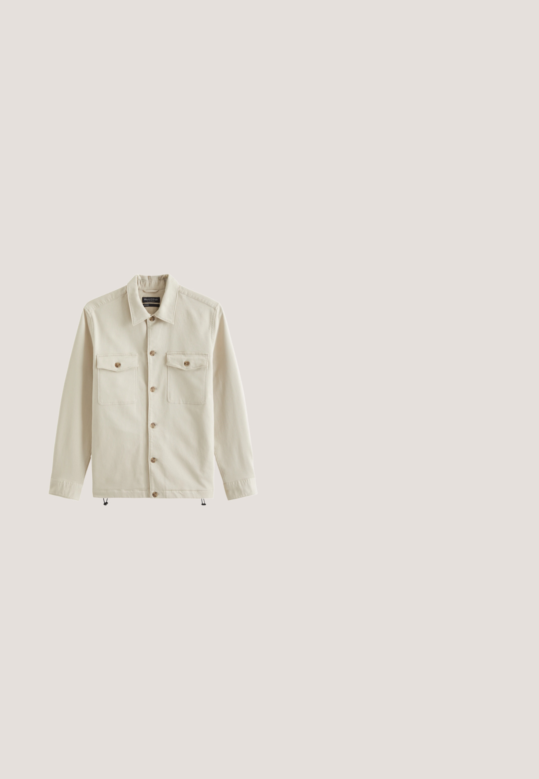 Beige Knopfleistejacke mit zwei Brusttaschen, langen Ärmeln, Kragen und verstellbaren Kordeln am Saum.; Grau Sweatshirt aus weichem Stoff, mit Rundhalsausschnitt, langen Ärmeln, gerippten Bündchen und geradem Saum. Keine sichtbaren Muster oder Grafiken.; Schlichtes weißes Kurzarm-T-Shirt mit Rundhalsausschnitt und kleinem Markenlabel innen im Kragen.; Blaue Denim-Jeans mit hoher Taille, geradem Bein und ausgebleichtem Finish. Verfügt über fünf Taschen und einen Knopfverschluss.; Weiße Schnürsneaker, die über einer Holzbank mit grünem Laub im Hintergrund schweben und das Schuhdesign sowie die Textur zeigen.; Braune Stofftasche mit zwei langen Griffen. Die Vorderseite zeigt weißen Text mit der Aufschrift "LES DEUX." Schlichtes Design, strapazierfähiges Material und flache Form.