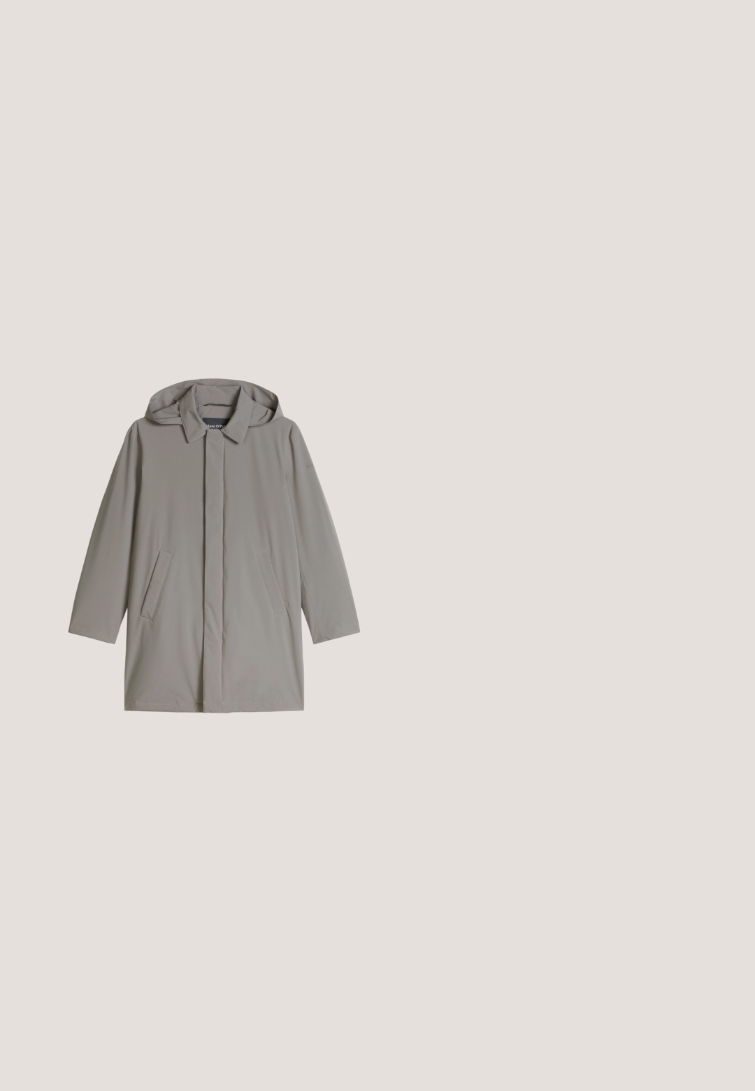Lichtgrijze regenjas met capuchon, een sluiting aan de voorkant, twee zijzakken, lange mouwen en een omgeslagen kraag.; Lichtgrijze pullover met een ritskraag, lange mouwen en een zachte, gladde textuur. Eenvoudig ontwerp zonder zichtbare patronen of accenten.; Lichtgrijze T-shirt met korte mouwen en ronde hals, met klein wit logo op de linkerborst, weergegeven op een effen lichte achtergrond.; Grijze broek met een losse pasvorm, elastische tailleband, zijzakken en een gladde textuur. Heeft een knoopsluiting en een subtiel stofpatroon.; Zwarte leren Chelsea-laars met elastische zijpanelen, aantreklus bij de hiel en dikke rubberen zool op een effen lichte achtergrond.; Zwarte synthetische schoudertas met een bovenste rits, voorvak met rits en een verstelbare band. Kenmerkt zich door een textuur oppervlak en een merklabel.