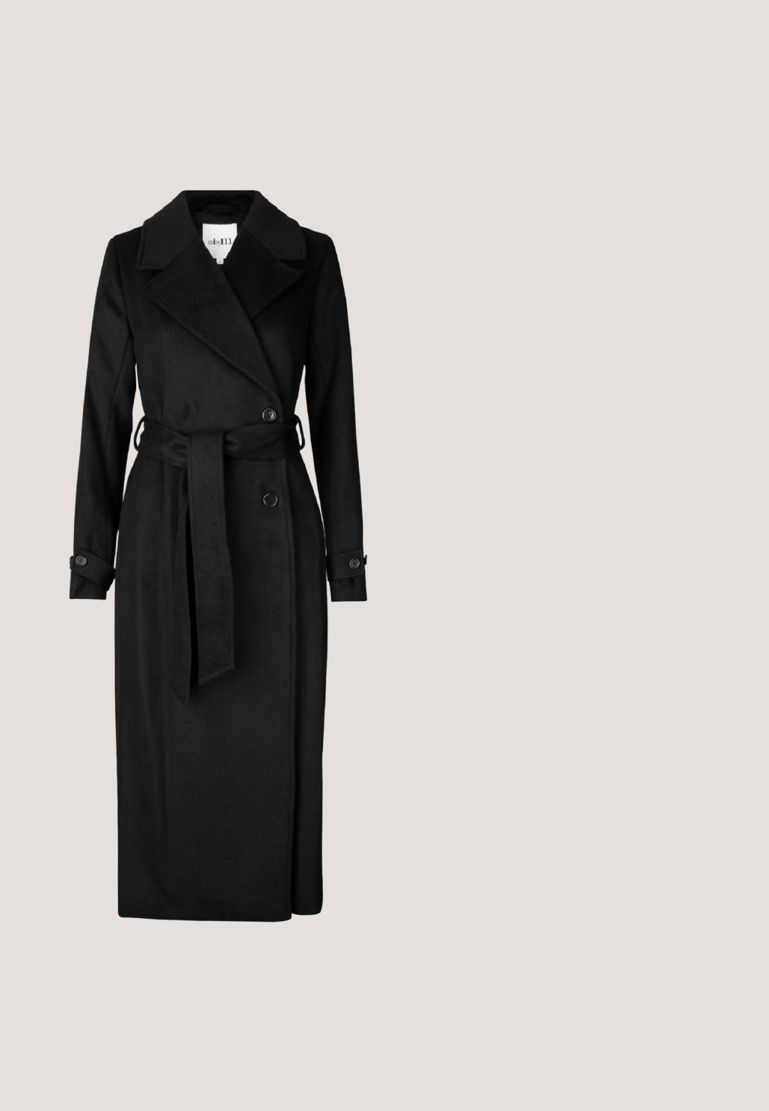 mbyM KASIMIRA-M - Trench - black; Chemise noire à manches longues boutonnée avec motif en dentelle florale et col et poignets unis.; Pantalons évasés tricotés noirs avec texture en côtes, taille élastique et ourlet festonné en bas, conçus pour une silhouette ajustée.; Mocassins en similicuir noir avec une semelle épaisse et texturée noire, ornés d'un pompon décoratif et de coutures détaillées le long des bords.; Sac à main noir en cuir crocodile embossé avec une forme arrondie, doté d'une boucle rectangulaire et d'une sangle fine et ajustable. Texture lisse.; Collier en strass avec une chaîne en argent, présentant un design de nœud au centre et deux accents en forme de goutte pendants.