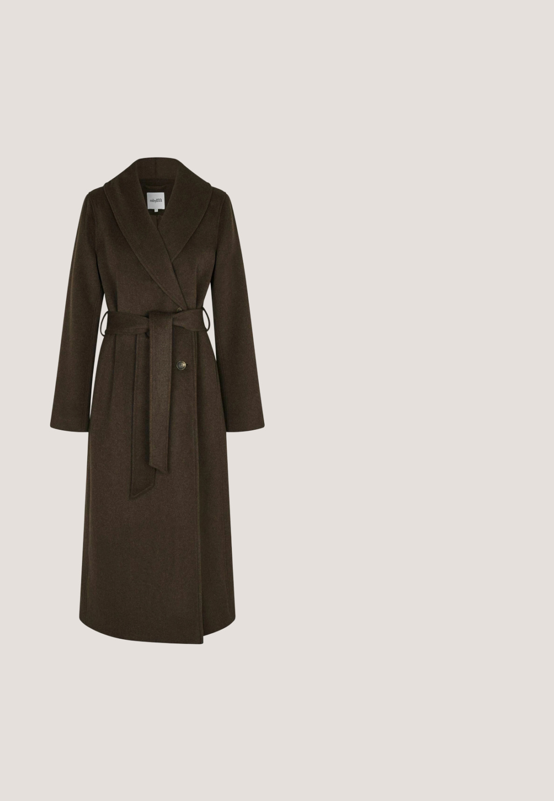 Long manteau en laine brun foncé avec col à revers large, taille cintrée par une ceinture, un bouton visible et manches longues, présenté sur fond blanc.; Cardigan cropped marron foncé avec des boutons ressemblant à des perles au centre et des poignets légèrement froncés sur les manches longues.; Haut ajusté bordeaux foncé à manches courtes avec col montant, design uni et tissu lisse.; Pantalon marron à jambes larges avec plis avant, passants de ceinture, et fermeture avant cachée, présenté sur un fond blanc.; Bottine en cuir marron foncé avec bout carré, petit talon bloc et détail surpiqué autour du bord supérieur, vue de profil.; Sac à bandoulière en cuir marron foncé avec une seule sangle et un petit bouton doré au centre devant.