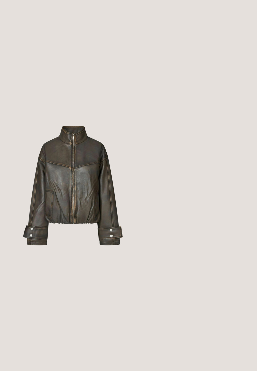 Mørkebrun læderjakke med høj krave, lynlås foran, sidelommer og brede manchetter med metaltryksknapper.; Mørkegrå sweatshirt med rund hals, lange ærmer, asymmetrisk design og blød tekstur. Har en afslappet pasform og minimale syninger.; Brun kortærmet t-shirt lavet af blødt, struktureret materiale med rund halsudskæring. Har et diskret brandlogo nær kanten.; Løse brune bukser med lige ben og elastisk talje, lavet af blødt stof, vist på hvid baggrund.; Brune læder snørebåndssneaker med en glat finish, rund tå og gummisål. Har tonal syning og en polstret krave.; Brun læder hobo-taske med en glat overflade, rund topstrop og skrå syningsdetalje. Har to sidelommer til opbevaring.