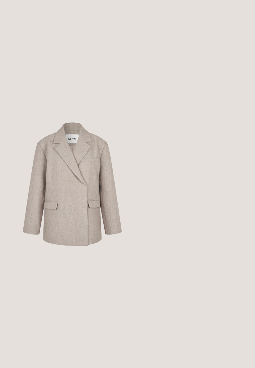 Beiger taillierter Blazer mit weitem Revers, Klappentaschen und einer Brustleistentasche, innen im Kragen mit MBYM beschriftet.; Beige trägerloser Jumpsuit mit V-Ausschnitt, weitem Bein, tailliertem Oberteil und strukturierter Stoff. Keine Muster oder zusätzlichen Akzente vorhanden.; Spitze nude Slingback-Absätze mit niedrigem Kitty-Freilauf, aus glänzendem Material, mit einem schlanken Riemen und verstellbarer Schnalle.; Beige rechteckige Sonnenbrille mit braunen Gläsern und kleinen dekorativen Kristallen nahe den Scharnieren, auf weißem Hintergrund dargestellt.; Rechteckige, cremefarbene Handtasche mit einem oberen Griff, goldfarbener Kettenriemen und Metallverschluss. Markenname "Kazar" auf der Vorderseite.; Perlenarmband mit unregelmäßig geformten weißen Perlen und einer zarten Goldkette mit einem verstellbaren Verschluss und einem kleinen Anhänger.