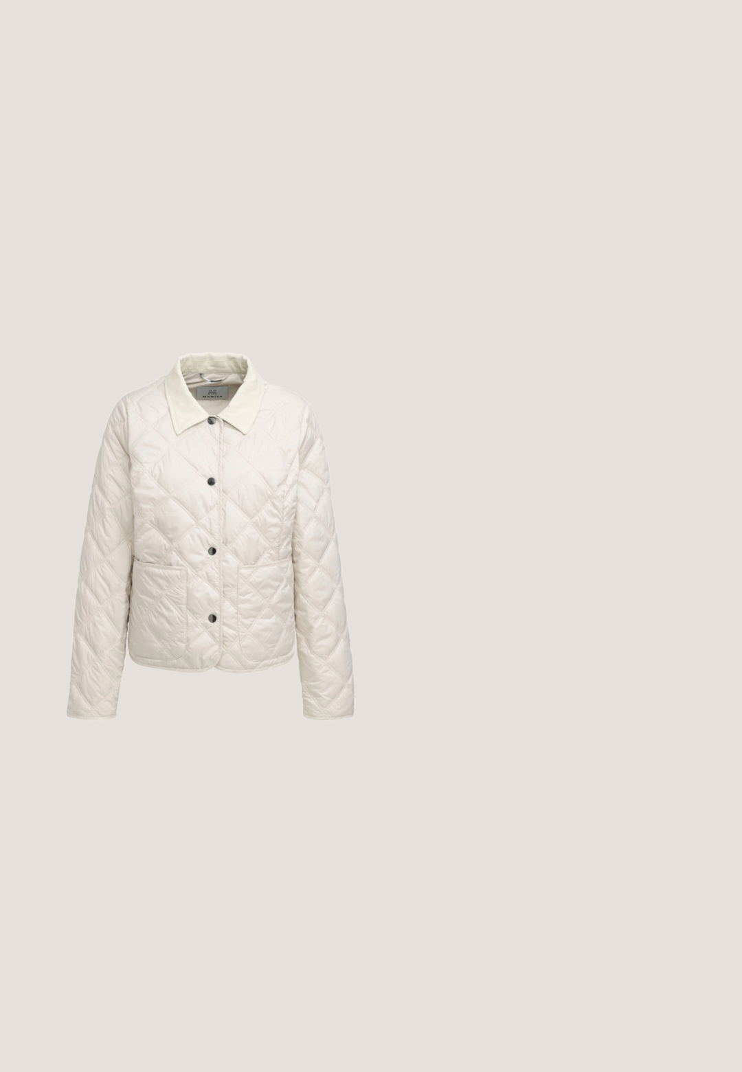 Cremefarbene Steppjacke mit großem Kragen, vorderen Druckknöpfen und zwei aufgesetzten Fronttaschen, mit einem Rautenmuster.; Hellgrauer Kapuzenpullover mit Reißverschluss, Fronttaschen, Kordelzug an der Kapuze sowie gerippten Bündchen und Saum, gezeigt vor weißem Hintergrund.; Rotes Longsleeve-Oberteil mit gerippter Textur, kastiger Form und weitem Ausschnitt. Verfügt über saubere Nähte und eine reguläre Passform.; Schwarze, weit geschnittene Hose aus strukturiertem Stoff mit Kordelzug in der Taille, für Freizeit- oder Loungebekleidung entworfen.; Beige und hellbrauner Sneaker mit flachem Schaft, Schnürung vorne, seitlichem Perforationsmuster, Wildleder-Überzug an der Spitze und profillierter brauner Gummisohle.; Beige Wildleder-Handtasche mit diamantförmigen Perforationen, kurzem angenähtem Tragegurt und einem zusätzlichen langen verstellbaren Riemen daneben.