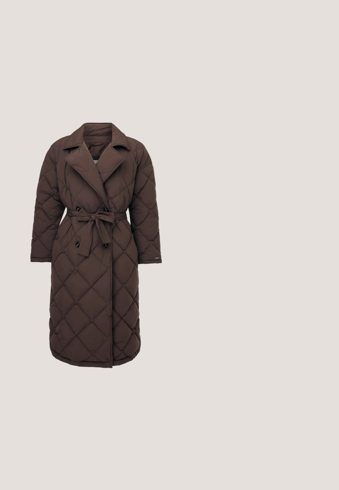 Brun quiltet lang frakke med brede revers, dobbeltradede knapper og et bundet bælte i taljen, vist på en hvid baggrund.; Strikket pullover i lyserøde og brune striber med en cremet krave, der har tre knapper ved halsen samt ribkant ved ærmerne og kanten.; Brune vidde bukser med elastisk talje og tekstureret stof, vist forfra på hvid baggrund.; Brun ruskinds ankelstøvle med en tyk sål, rund tå og krydsede snørebånd. Har en høj skaft og syede detaljer.; Lille rødbrun læder crossbody taske med tynd justerbar rem, vist fladt mod en hvid baggrund.; Rød, blank ring med et snoet design og en cirkulær udskæring. Glat overflade med metallisk glans, sat på en guldtonet bænk.