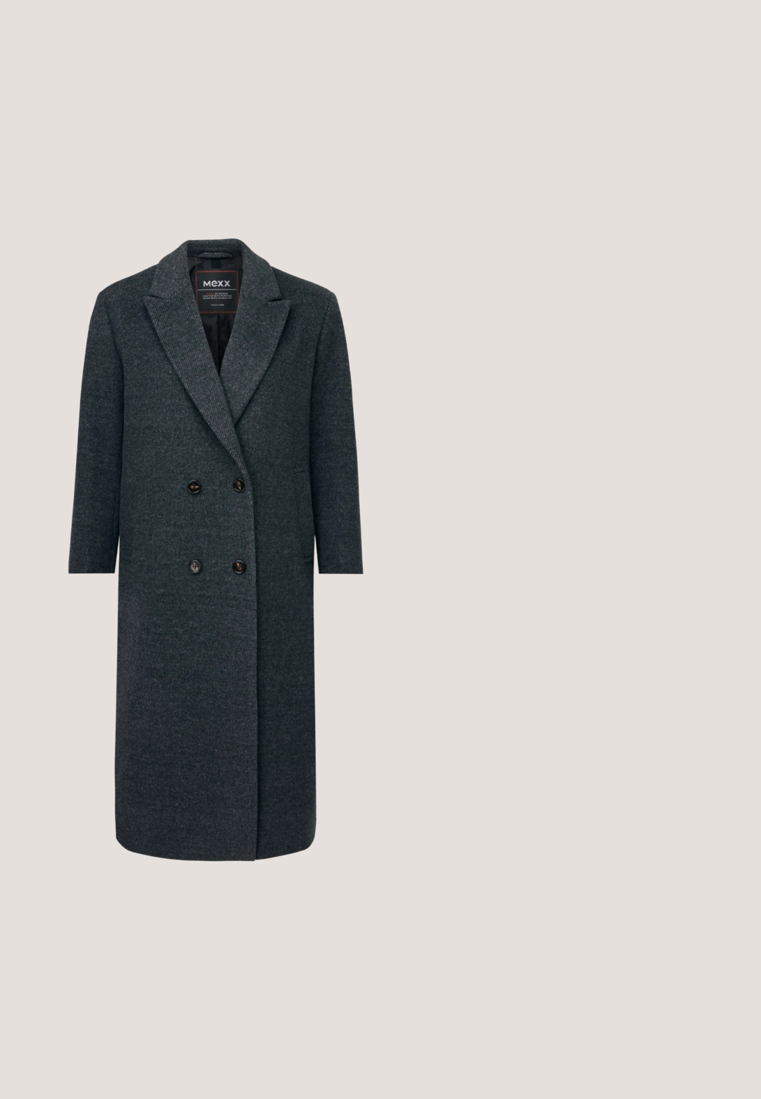 Manteau long en laine gris foncé, croisé avec revers crantés, quatre boutons et deux poches latérales, marqué Mexx à l'intérieur du col.; Pull en tricot gris à côtes avec un col montant, des épaules tombantes et des manches volumineuses. Texture douce et longueur cropped.; Pantalons larges grisés texturés avec un motif subtil, dotés d'une taille mi-haute et de poches latérales.; Bottines en suede grises avec un bout rond, une doublure douce et une semelle en caoutchouc flexible. Comprend un onglet à l'arrière pour un enfilage facile.; Sac à main en cuir souple gris avec sommet froncé et doubles bretelles, présentant des coutures discrètes et un petit logo de marque embossé.; Paire de boucles d'oreilles créoles argentées texturées avec bords ondulés et irréguliers, fermoirs à tiges, sur fond blanc.
