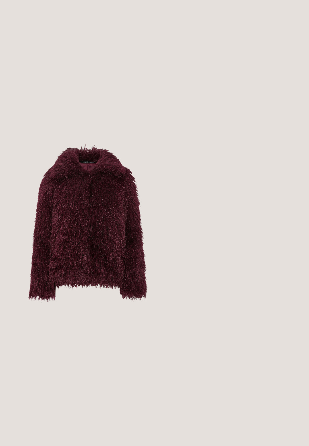 Veste en fausse fourrure bourgogne avec une texture épaisse et shaggy ; dotée d'un col et d'une fermeture frontale ; manches courtes et ourlet droit.; Blouse en satin brun foncé avec un col classique, texture douce et éclat subtil ; étiquetée "NEXT" à l'intérieur du col.; Escarpin en cuir verni rouge à talon aiguille, avec un bout pointu, une surface lisse et un talon élancé, doté d'une semelle beige.; Lunettes de soleil carrées oversize avec verres dégradés foncés et montures bordeaux brillantes, avec des accents métalliques sur les charnières des branches.; Porte-monnaie bordeaux avec une chaîne en métal argenté, présentant un extérieur texturé, une poignée supérieure et un logo décoratif orné de strass.; Bracelet en or avec des cristaux roses alternant et un charme central en forme de cercle orné d'un motif et de pierres transparentes.