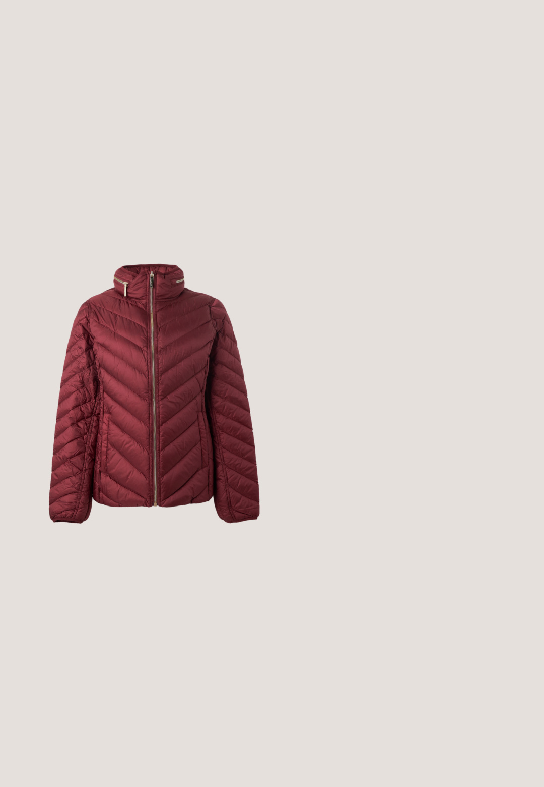 Veste matelassée bordeaux avec motif chevron, col montant et fermeture éclair centrale sur un fond clair uni.; Haut moulant bordeaux pour femme, à manches trois-quarts et col rond, présenté sur fond blanc uni. Aucun motif ou dessin visible.; Jean en denim dans un lavage bleu foncé. Design à jambe droite avec une finition à cinq poches, fermeture par bouton à l'avant et détails de couture contrastés.; Mocassin en cuir marron foncé avec semelle en caoutchouc noire et détail boucle dorée, présenté de profil sur fond blanc.; Sac à main en cuir rouge foncé avec deux poignées, une bandoulière détachable, une fermeture éclair dorée et une petite plaque de marque dorée sur le devant.; Collier en or avec un design délicat, doté d'un petit pendentif au centre. Disponible dans une texture lisse et brillante.