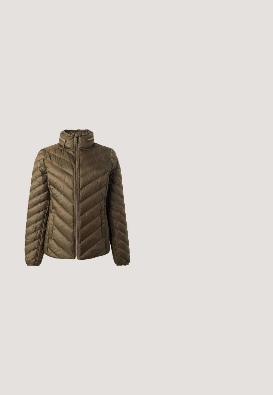 Olivgrüne gesteppte Daunenjacke mit hohem Kragen, durchgehendem Frontreißverschluss und diagonalen Steppnähten an Ärmeln und Körper.; Ärmelloses olivgrünes Baumwolltop mit weitem Rundhalsausschnitt und genähtem Saum, flach auf hellem Hintergrund dargestellt.; Blaue Denim-Jeans mit geradem Bein, ausgestattet mit einem Knopfverschluss, fünf Taschen und dezenten Auswaschungen. Glatte Textur mit orangefarbener Naht.; Brauner Leder- und Wildleder-Freizeitschuh mit Schnürung, Quasten und Branding an der Seite, in Seitenansicht vor einfarbigem Hintergrund dargestellt.; Vanessa Bruno MOON - Handtasche - kaki; Paar goldene Creolen, eine schlichte und eine mit einem grünen Edelstein und kleinen klaren Kristallen, auf weißem Hintergrund dargestellt.