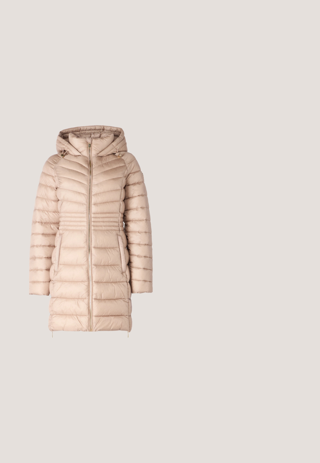 MICHAEL Michael Kors LINE PACKABLE - Zimný kabát - champagne; Ribovaná roláková blúzka v teplej hnedej farbe. Má dlhé rukávy, priliehavý strih a malý zips na chrbte. Hladká textúra.; Džínsy v tmavomodrej farbe s vysokým pásom a rozšírenými nohavicami. Hladká textúra s jemným blednutím, päť vreciek a kovové zapínanie na gombík.; Čierne lakované kožené mokasíny s okrúhlym prstom, jemnými švovými detailmi a hrubou, robustnou gumovou podrážkou. Obsahujú dekoratívny horný pás.; Hnedá kožená vedierková taška s textúrovaným povrchom, s kratším popruhom a zodpovedajúcou peňaženkou na zips s zápästným popruhom.; Zlaté kruhové náušnice s zakriveným, nepravidelným tvarom a hladkým, lesklým povrchom. Bez viditeľného hardvéru alebo akcentov.
