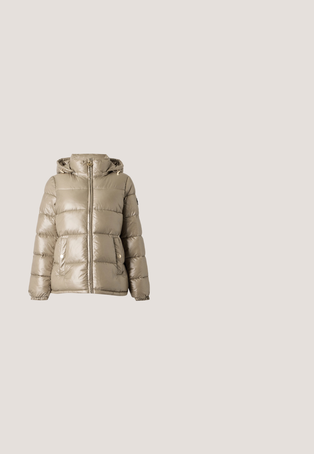 Chaqueta de invierno acolchada color topo con cremallera frontal, capucha con cordones, dos bolsillos laterales con botón a presión y puños elásticos.; Camiseta de manga corta color verde oliva con pequeñas tachuelas dispersas y el logo "MICHAEL KORS" impreso en letras metálicas en el pecho.; Vaqueros de mezclilla azul de pierna ancha con bolsillos delanteros y zonas desteñidas en los muslos y las rodillas, sobre un fondo claro.; Zapatilla marrón con estampado, cordones blancos, suela de goma y detalle dorado en el talón. Presenta una parte superior de lona texturizada y una correa lateral decorativa.; Bolso bandolera de cuero marrón con herrajes dorados, bordes redondeados y una correa ajustable con detalles de diseño de círculos recortados.; Par de pendientes de aro con acabado dorado brillante sobre fondo blanco liso, con diseño entrelazado y torsionado.