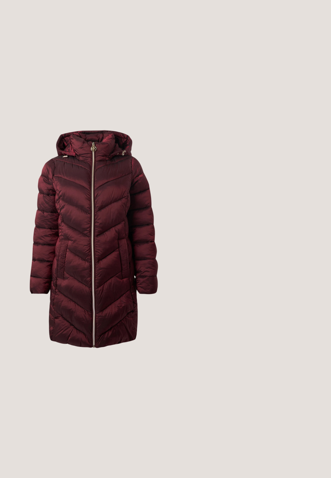 Long manteau matelassé bordeaux avec capuche, manches longues, fermeture éclair devant et deux poches latérales, présenté sur un fond clair uni.; Chemise à manches longues gris foncé avec « Ea7 Emporio Armani » écrit en petits strass sur la poitrine et un col rond.; Jean en denim noir taille haute avec jambes évasées, fermeture avant par bouton et zip, et style cinq poches.; Baskets en cuir bourgogne avec panneau en tissu texturé et motif de logo, semelle en caoutchouc blanche, et lacets ton sur ton. Accent doré à l'arrière.; Petit sac bandoulière rectangulaire en cuir marron avec fermeture éclair argentée et bandoulière réglable sur fond blanc.; Boucles d'oreilles en résine noire avec une finition brillante et des accents en métal argenté. Forme circulaire avec une découpe et une fermeture à tige.