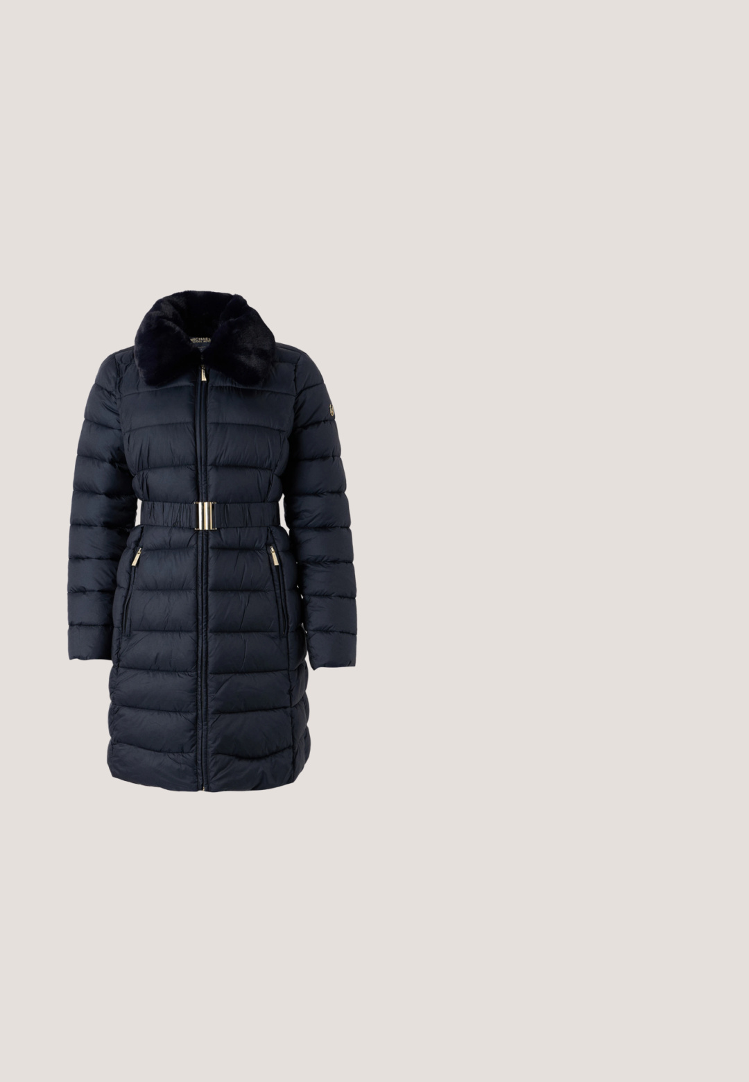 Manteau rembourré bleu marine avec un col en fausse fourrure, taille ceinturée et accents dorés. Comprend des poches zippées et une texture à côtes verticales.; Haut bleu marine à manches courtes avec encolure bateau et détails de boutons dorés le long de chaque couture d'épaule.; Jupe crayon bleu marine avec poches avant doubles, fabriquée en tissu structuré, dotée d'une texture lisse et de lignes épurées. Design mi-long.; Bottines en cuir noir avec une texture lisse, bout arrondi et un accent en boucle dorée sur la sangle de la cheville. Design à talon carré.; Pochette en cuir marine avec une chaîne de bandoulière dorée et une fermeture frontale. Présente une texture lisse et un design angulaire.; Boucles d'oreilles demi-anneaux texturées en ton or avec tige et papillon de fixation sur une surface blanche uni.