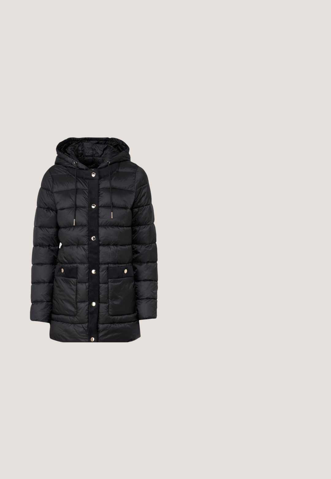 MICHAEL Michael Kors HOODED LONGLINE PACKABLE - Vinterfrakke - black; Hvid ribbet langærmet polo med krave og fire sølvknapper på stolpen.; Sorte denimjeans med lige ben, der har en knappestolpe, fem lommer og diskrete syninger. Glat tekstur, klassisk design.; Hvid lav sneakers med beige og brune sidelister, snørelukning foran og en beige hælflig på en tyk hvid sål.; Brun læder Michael Kors håndtaske med dobbelte håndtag, guldkæde og et rundt MK-logo vedhæng på en ensartet lys baggrund.; Øreringe med firkantet ring i guldfarve, hvor den ene side er dekoreret med små klare rhinsten, sikret med stiftlås.
