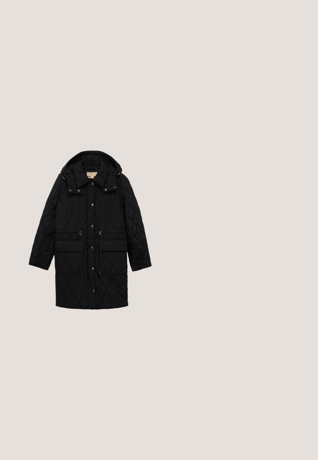Sort tungt quilted jakke med hætte, knaplukning foran, justerbare snore i taljen og store forlommer.; Sort poloshirt med korte ærmer, tre knapper og en blød krave, tekstureret stof, vist fladt på en lys baggrund.; Blå denim skinny jeans med en glat tekstur, mellemhøj talje, fem lommer og let falming på lårene. Skønhed med metalknap og lynlås.; Sorte læder loafers med en struktureret overflade, let afrundet tå, dekorativ syning og en guldfarvet detalje foran.; Sort læderhandtaske med tekstureret overflade, rund form, enkelt kort strop og detaljer i guld ved lynlåslukningen.; Guldørehængere med en glat, poleret finish, cirkulær form og hængslet lukning. Designet er moderne og minimalistisk.