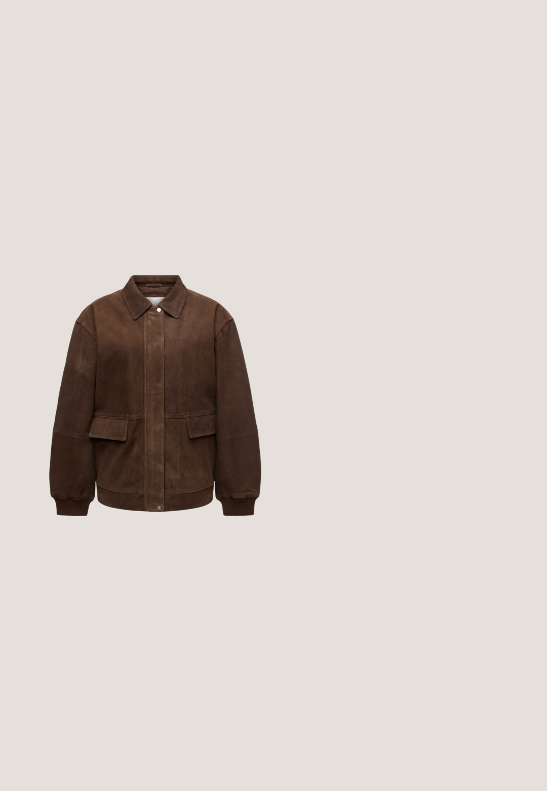 Veste en cuir marron avec col, manches longues, deux poches avant à rabat, fermeture par boutons et poignets côtelés sur fond uni.; Robe sans manches marron foncé en crochet avec encolure ronde et ourlet festonné, conçue pour une coupe ample et respirante.; Botte féminine noire en cuir brun foncé, à bout pointu et talon mince de hauteur intermédiaire, présentée en profil latéral sur un fond blanc.; Lunettes de soleil bicolores marron avec des montures carrées, verres marron et un discret logo sur les branches ; design épuré et finition brillante.; Sac fourre-tout tissé marron avec un sommet arrondi et deux poignées. Présente un motif texturé avec une structure large et ouverte pour un accès facile.; Collier chaîne en or avec des plaques d'or texturées irrégulières et trois accents en émail rouge foncé en forme d'étoile.